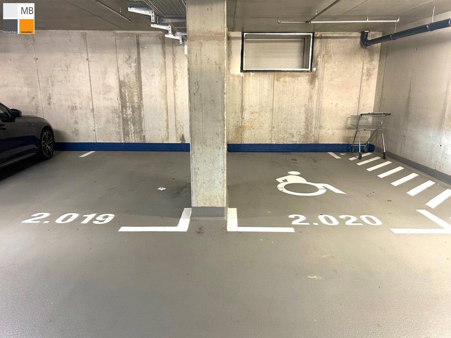 Tiefgaragenstellplatz mit Markierungen für barrierefreies Parken.