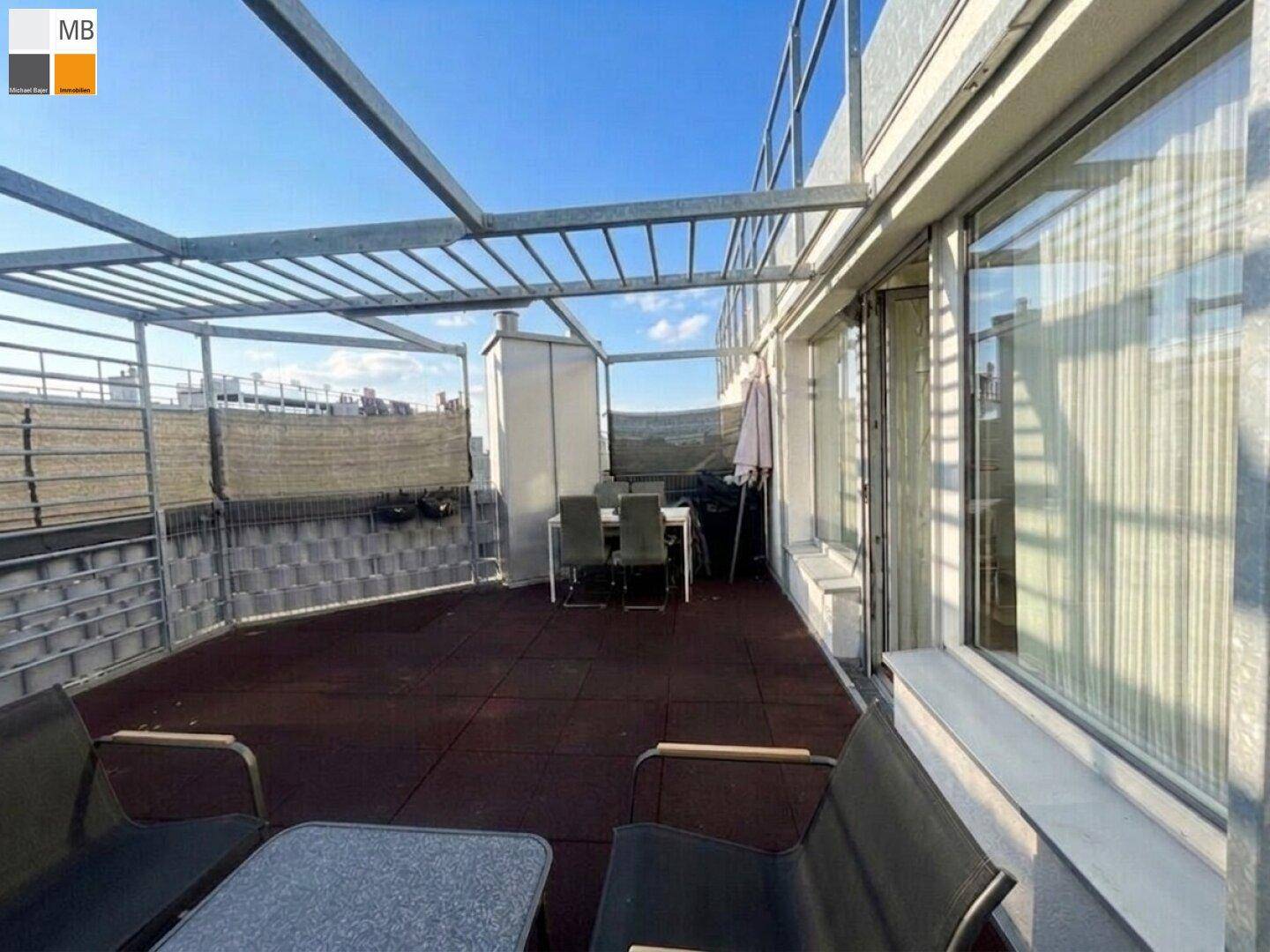 Geräumige Dachterrasse mit Metallpergola, Essbereich und Lounge-Möbeln unter blauem Himmel.