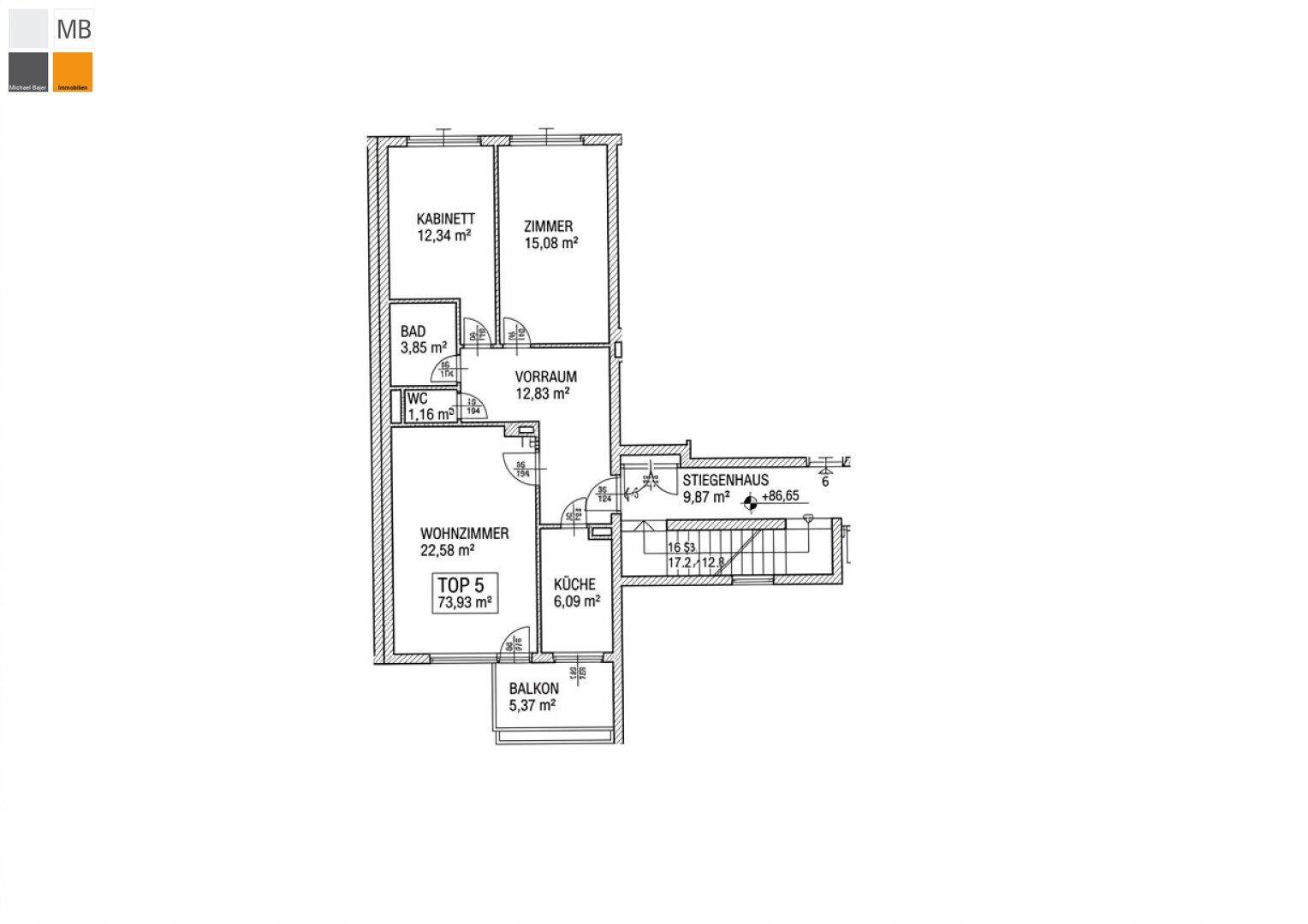 Detaillierter Grundriss der Wohnung Top 5 inklusive Treppenhaus und Balkon.