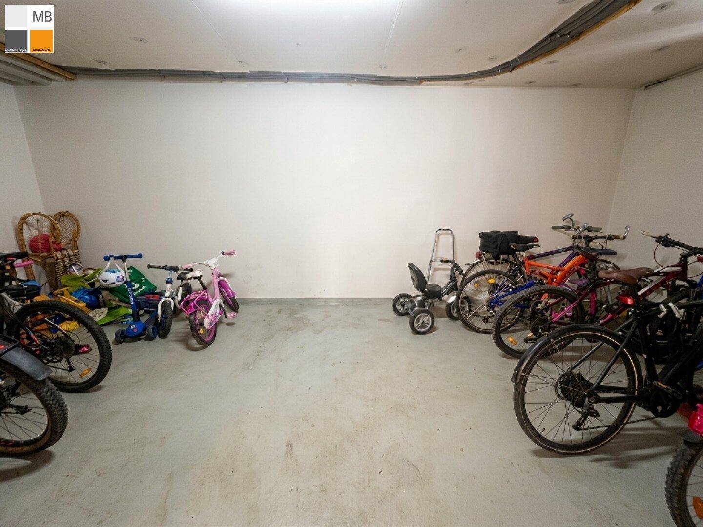 Gemeinschaftlicher Fahrradraum im Keller mit Abstellmöglichkeiten für Fahrräder und Kinderfahrzeuge.
