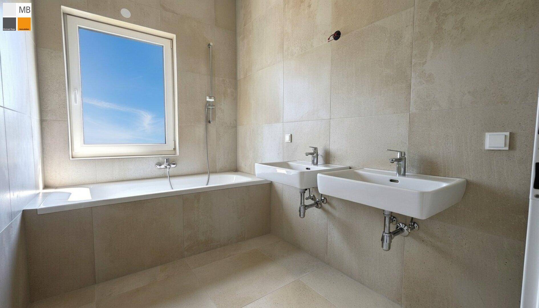Modernes Badezimmer mit Badewanne, Doppelwaschbecken und hellen Fliesen an Wänden und Boden.