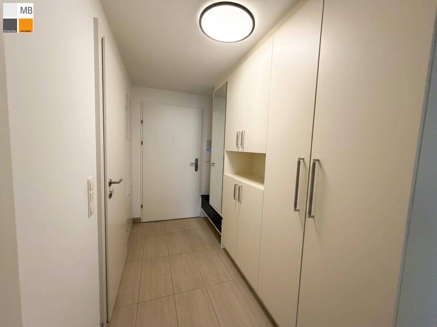 Vorzimmer NEU möbliert
