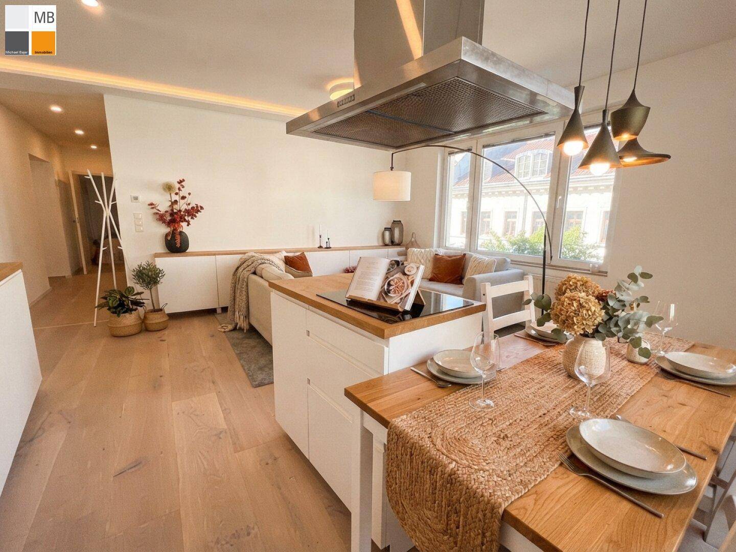 Geräumiger offener Wohnbereich mit Essplatz, moderner Küche und hellem Holzfußboden, ideal für geselliges Beisammensein.