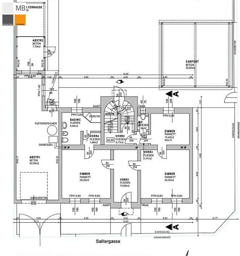 Gesamtgrundriss des Anwesens mit Garten, Carport und Terrassenbereich.