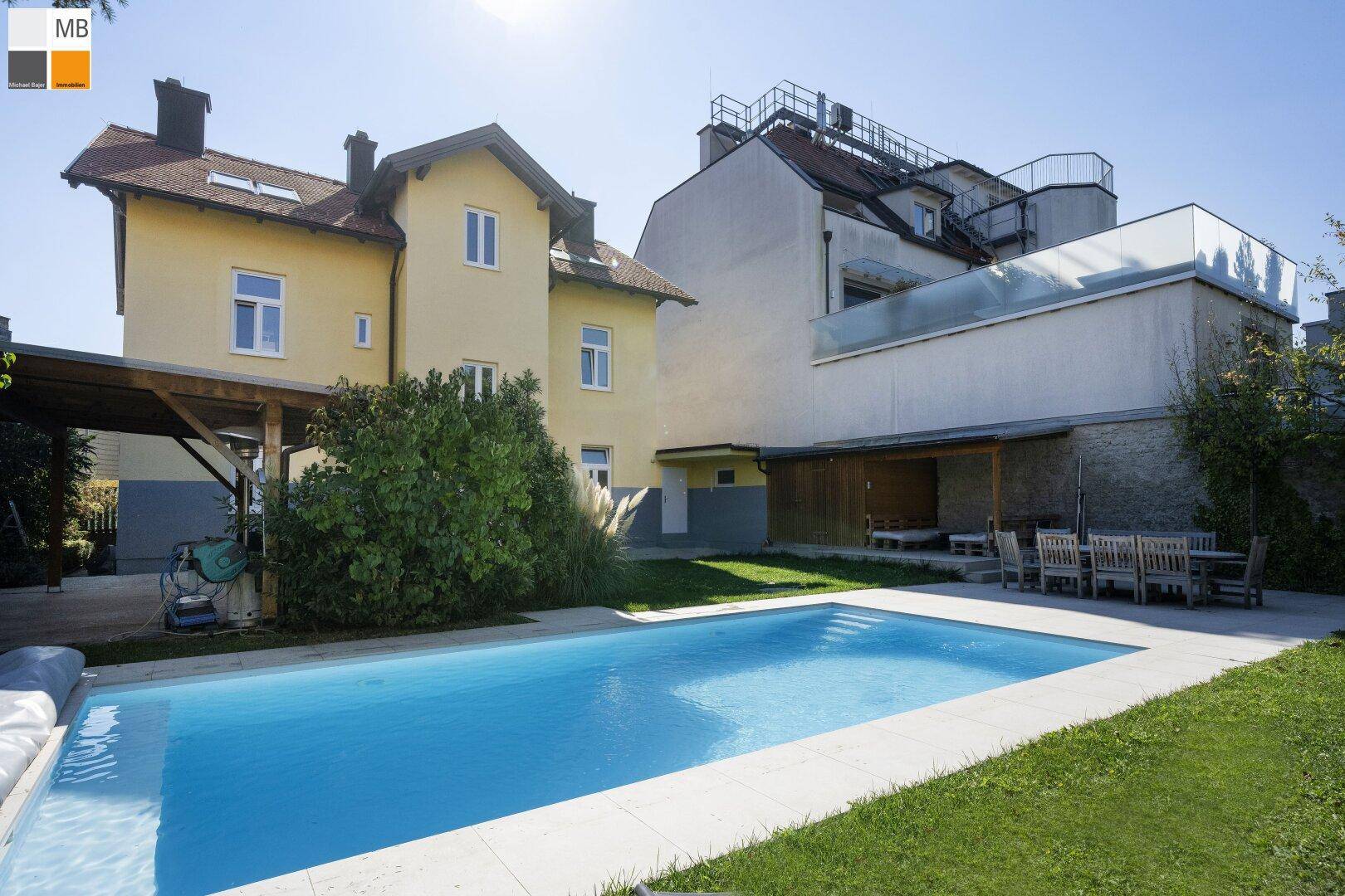 Großzügiger Garten mit Swimmingpool und Blick auf die charmante Hausfassade.