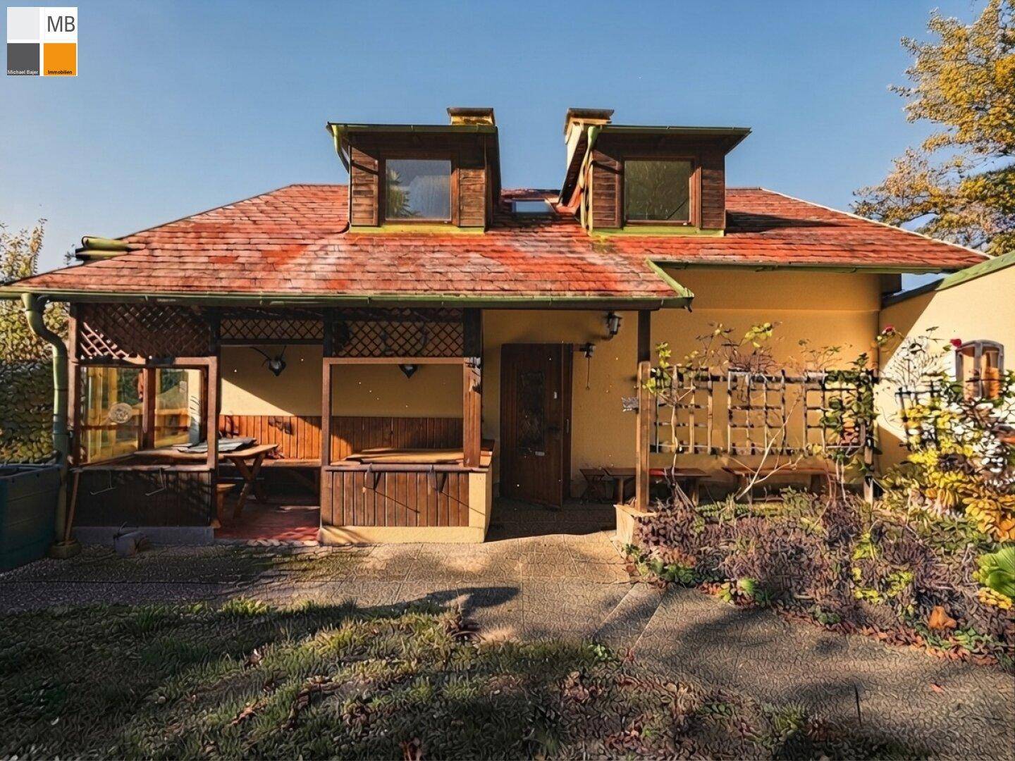 Überdachte Terrasse mit Holzbalken und Sitzgelegenheiten, ideal für entspannte Stunden im Freien.