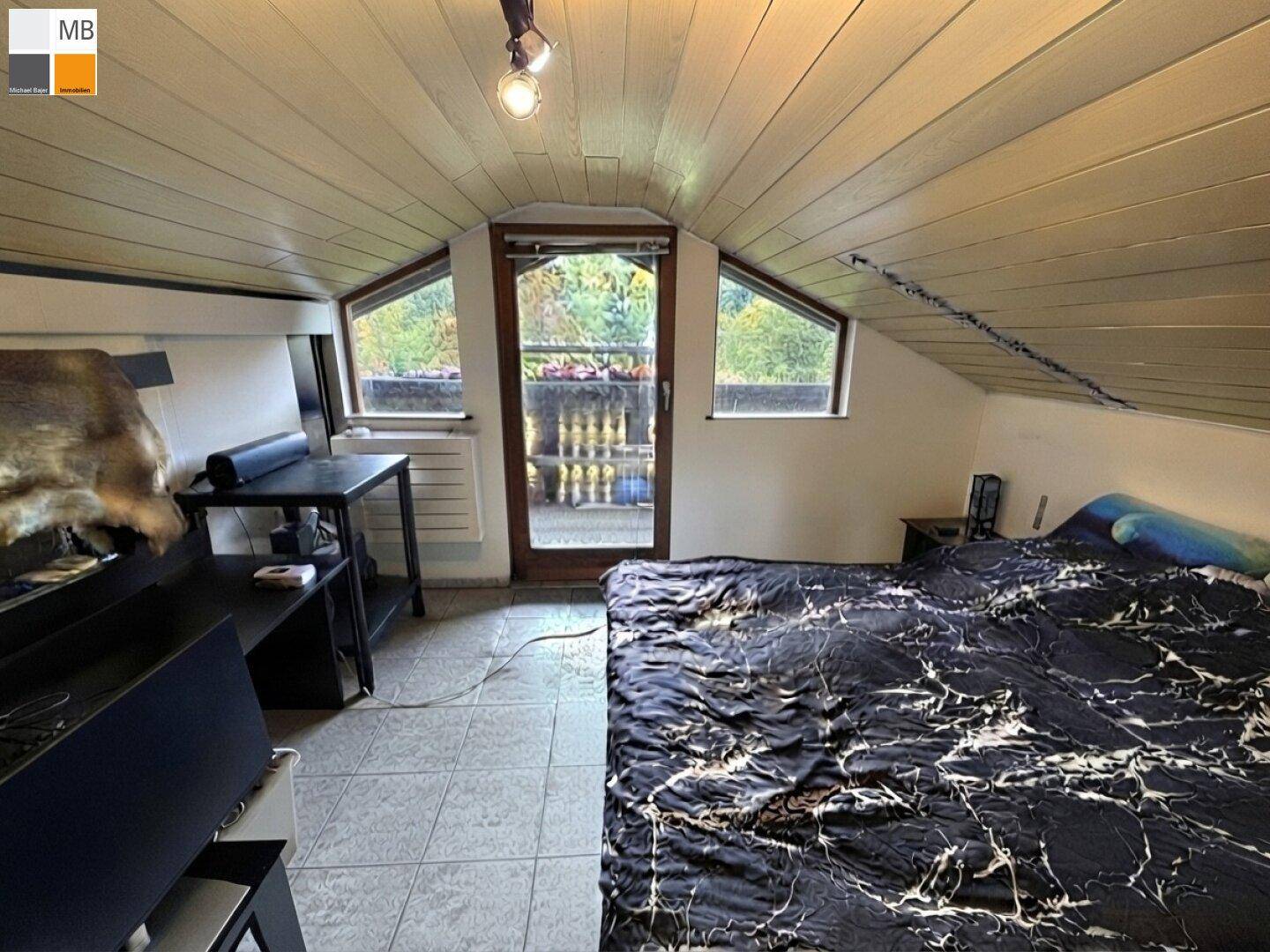 Schlafzimmer mit Südbalkon