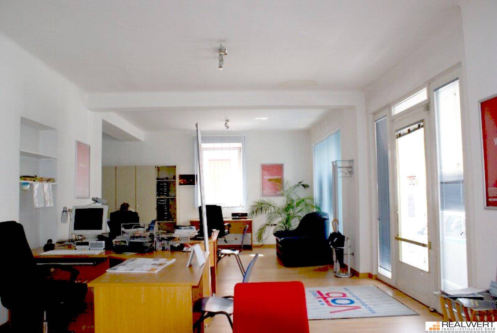 Großzügiger offener Bürobereich mit mehreren Arbeitsplätzen und viel Tageslicht.