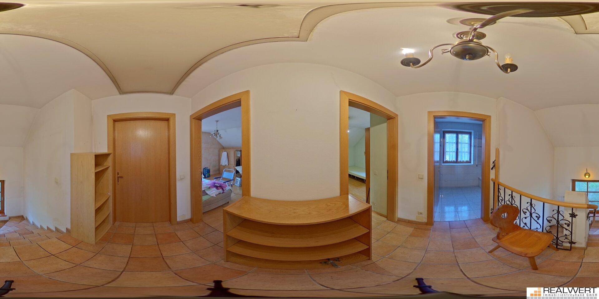 Panoramaansicht des oberen Flurs mit Fliesenboden, Holzregalen und Zugang zu mehreren Zimmern.