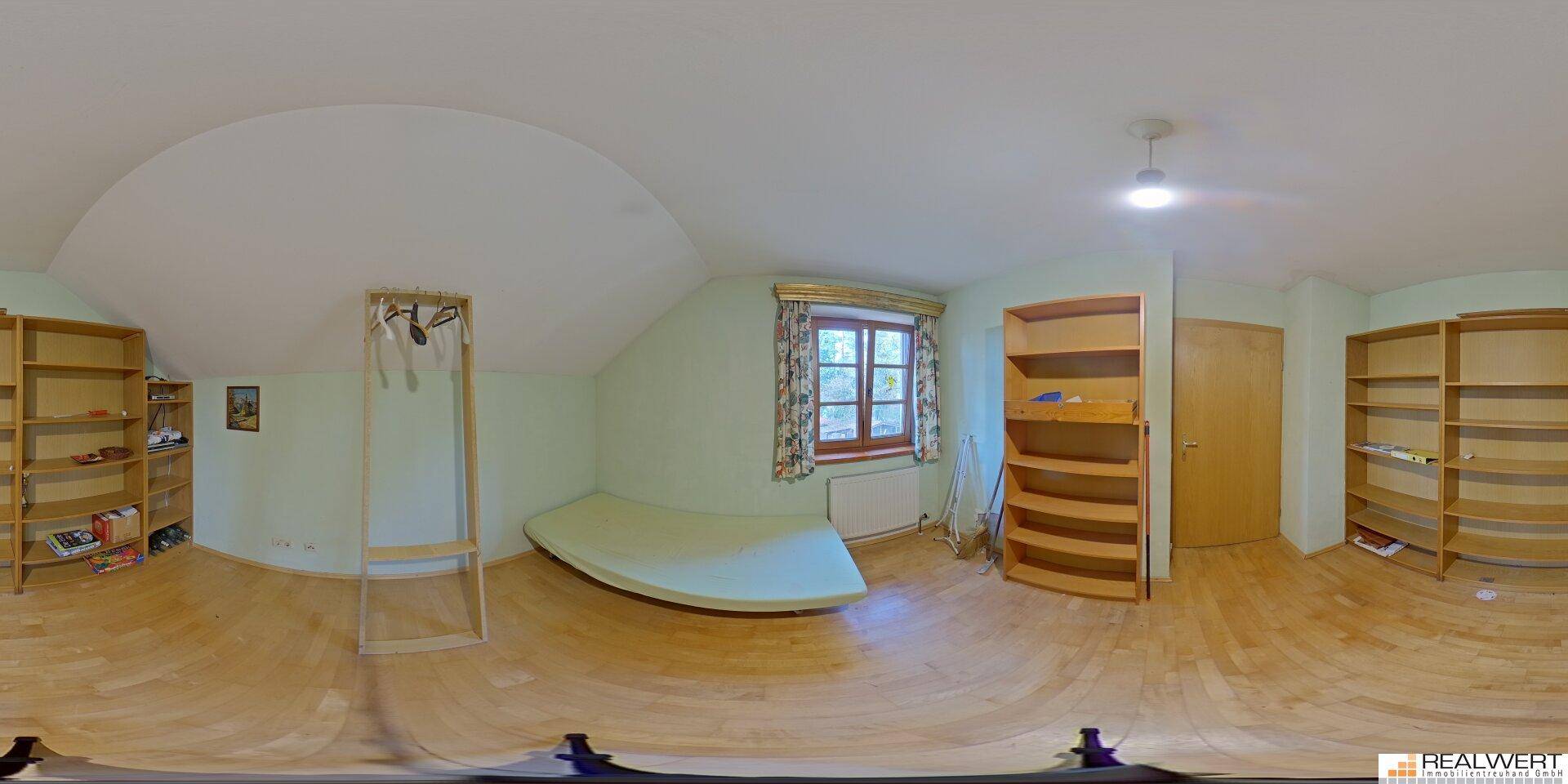 Panoramaansicht eines Schlafzimmers mit Holzboden, Regalen und einem Fenster mit Blick ins Grüne.