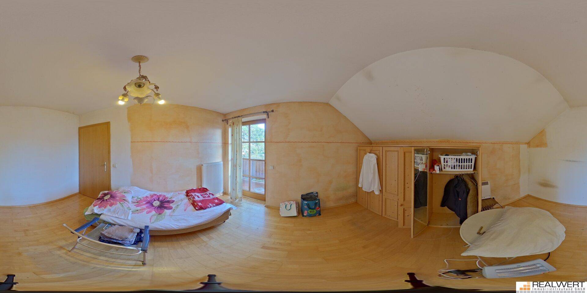 Panoramaansicht eines Schlafzimmers im Dachgeschoss mit Holzboden, Einbauschränken und Balkonzugang.