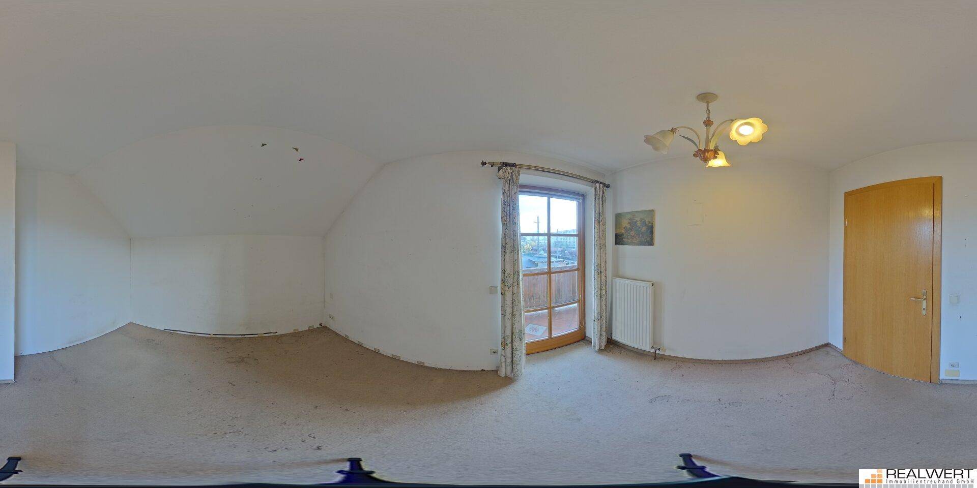 Panoramaansicht eines leeren Zimmers im Dachgeschoss mit Teppichboden und großem Fenster.
