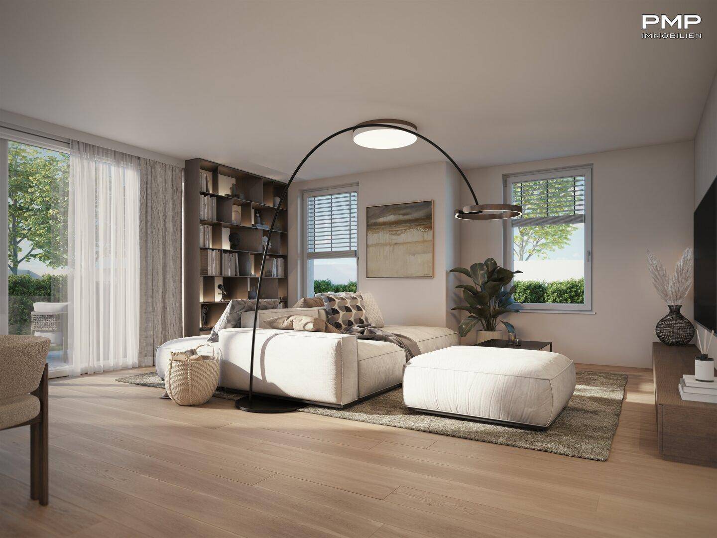 Helles Wohnzimmer mit großem Sofa, modernem Stehleuchte und Bücherregalen, durch Fenster gut belichtet.