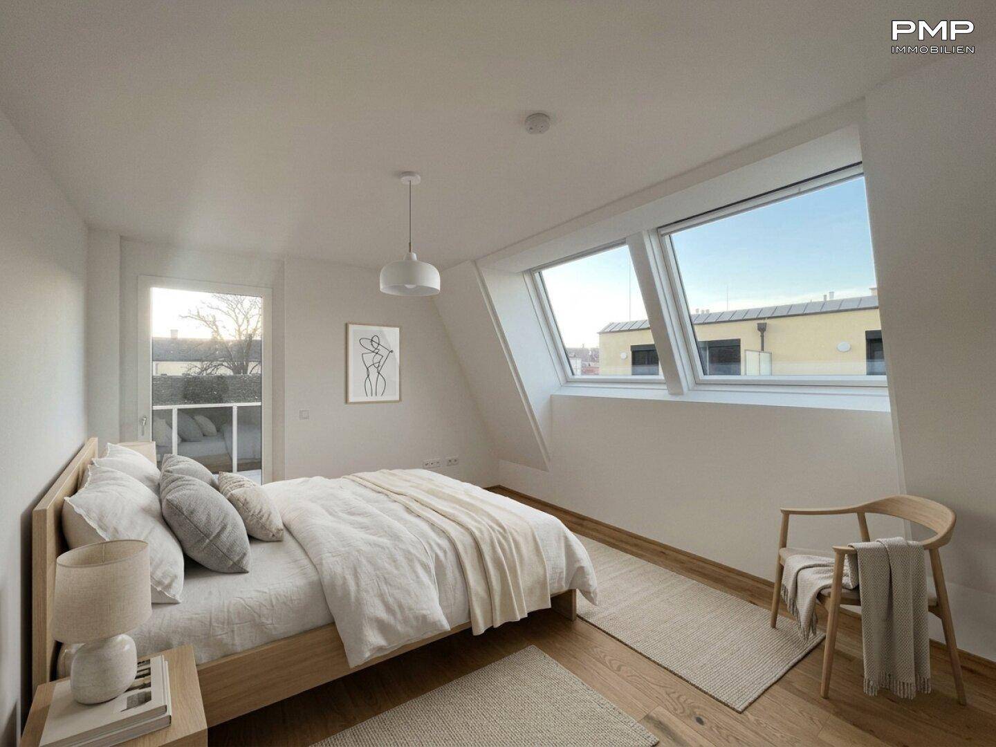 Helles Schlafzimmer mit Holzboden, Dachschrägenfenstern und Zugang zu einem kleinen Balkon.