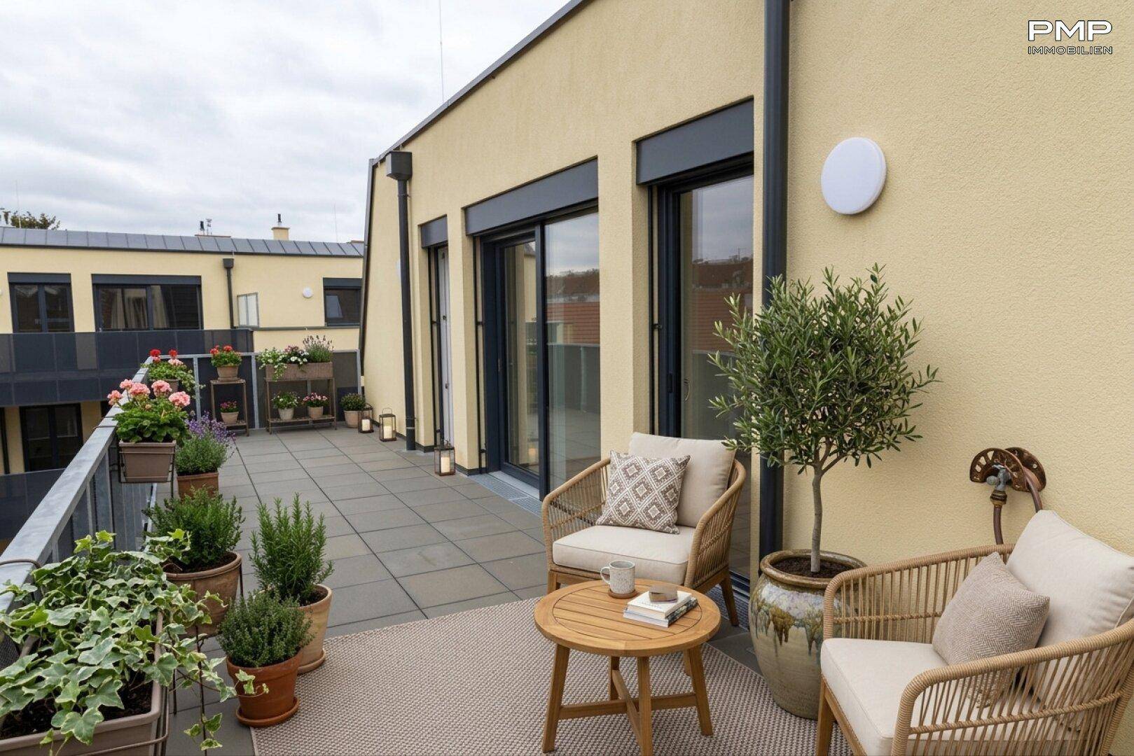 Geräumige Dachterrasse mit gemütlicher Sitzgelegenheit, Pflanzen und Blick auf die Umgebung.
