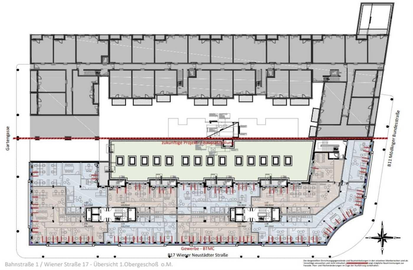 Detaillierter Grundriss des 1. Obergeschosses eines Gewerbegebäudes mit vielen Büroeinheiten und Aufzügen.