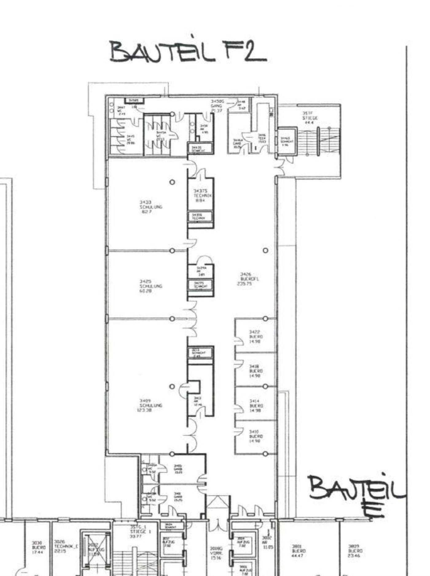 Detaillierter Grundriss des Bauteils F2 mit verschiedenen Räumen, Treppenhäusern und potenziellen Büroflächen.