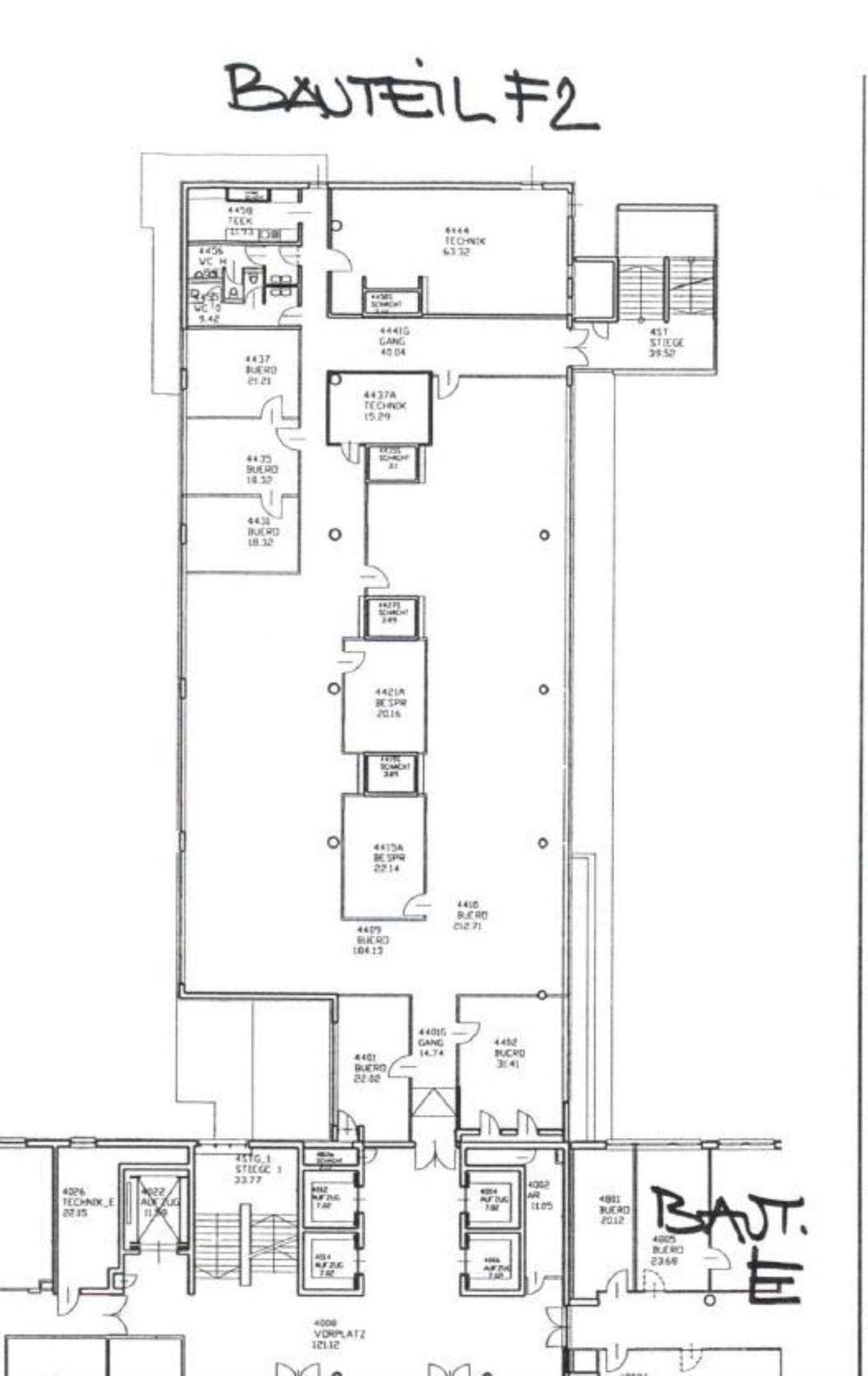 Übersichtlicher Grundriss des Bauteils F2 auf einer weiteren Etage mit ähnlicher Raumaufteilung und Zugang zu Treppen.