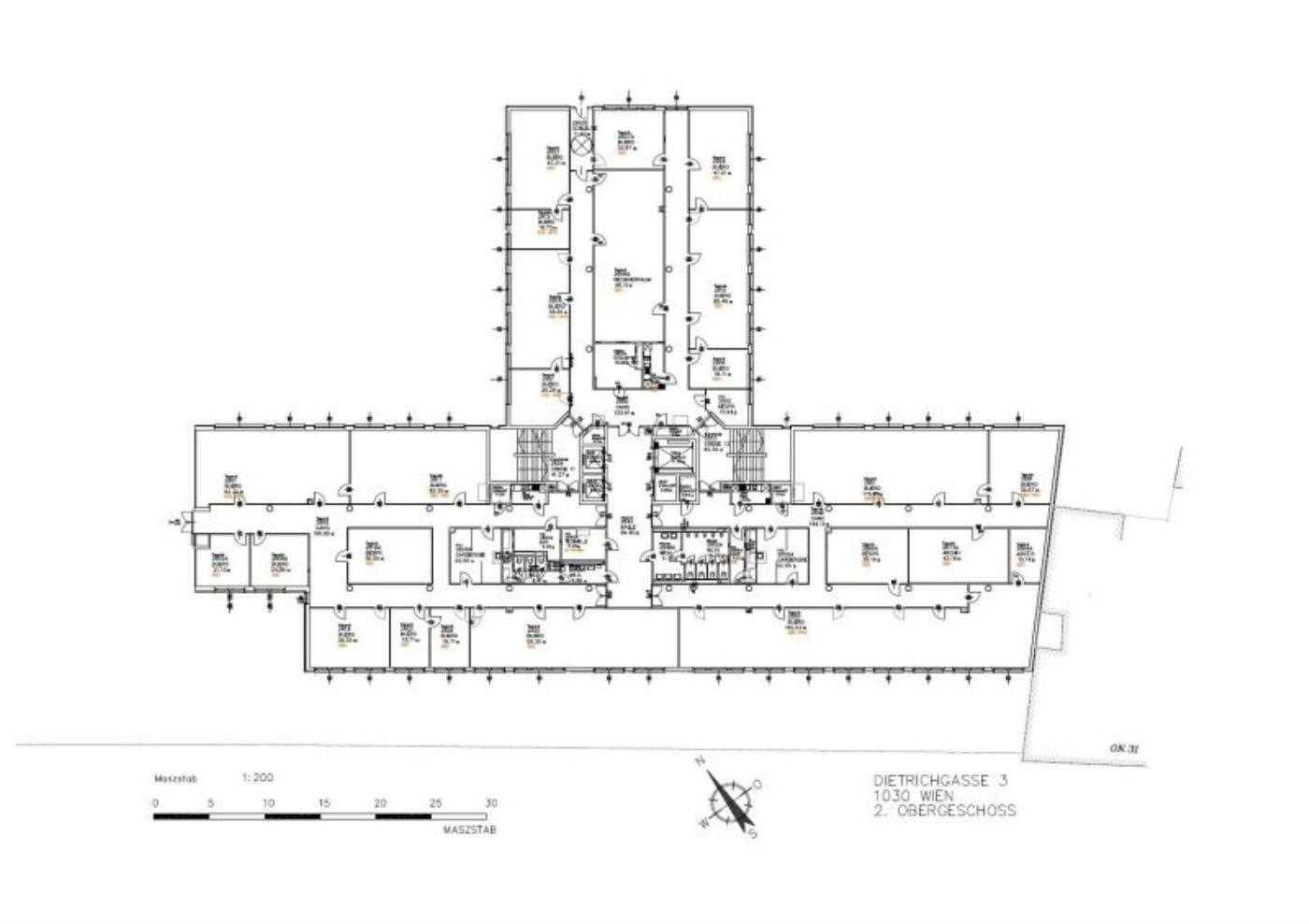 Übersichtlicher Grundriss des zweiten Obergeschosses eines Gebäudes mit mehreren Wohn- oder Büroeinheiten und zentralem Treppenhaus.