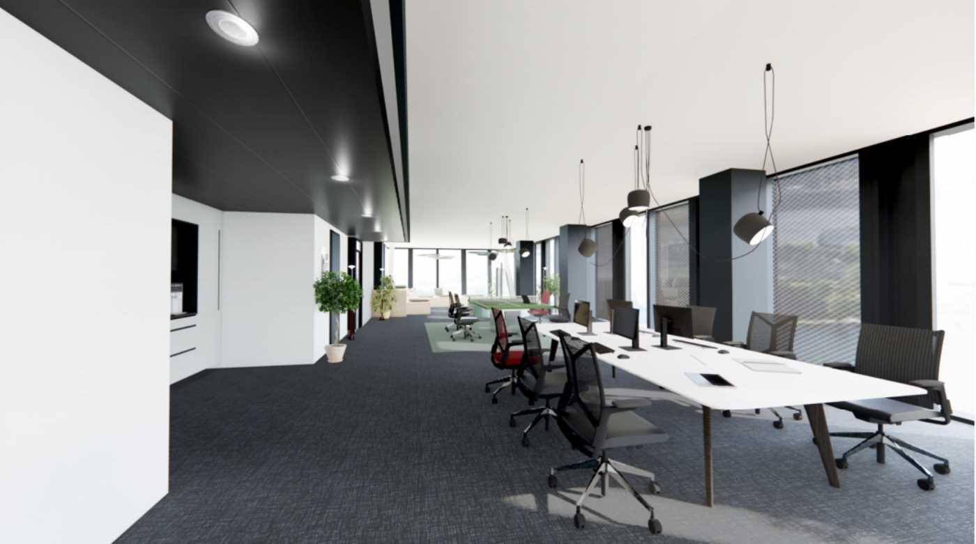 Großzügiger offener Bürobereich mit mehreren Arbeitsplätzen, dunklem Teppich und großen Fenstern.