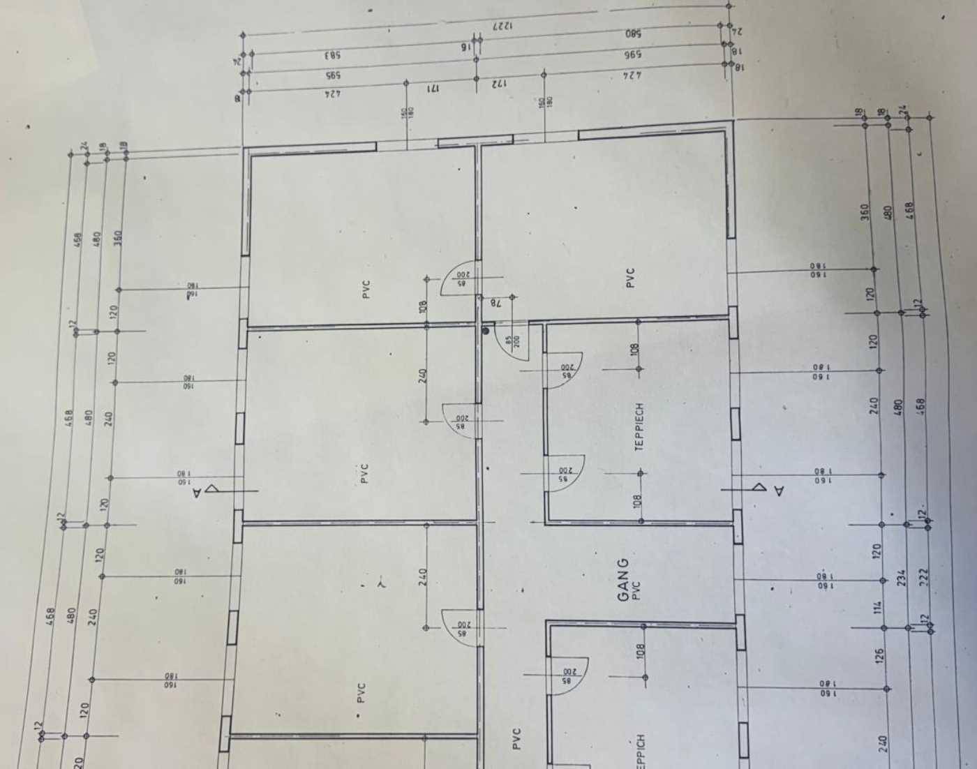Detaillierter Grundriss mit mehreren Räumen und Bemaßungen.