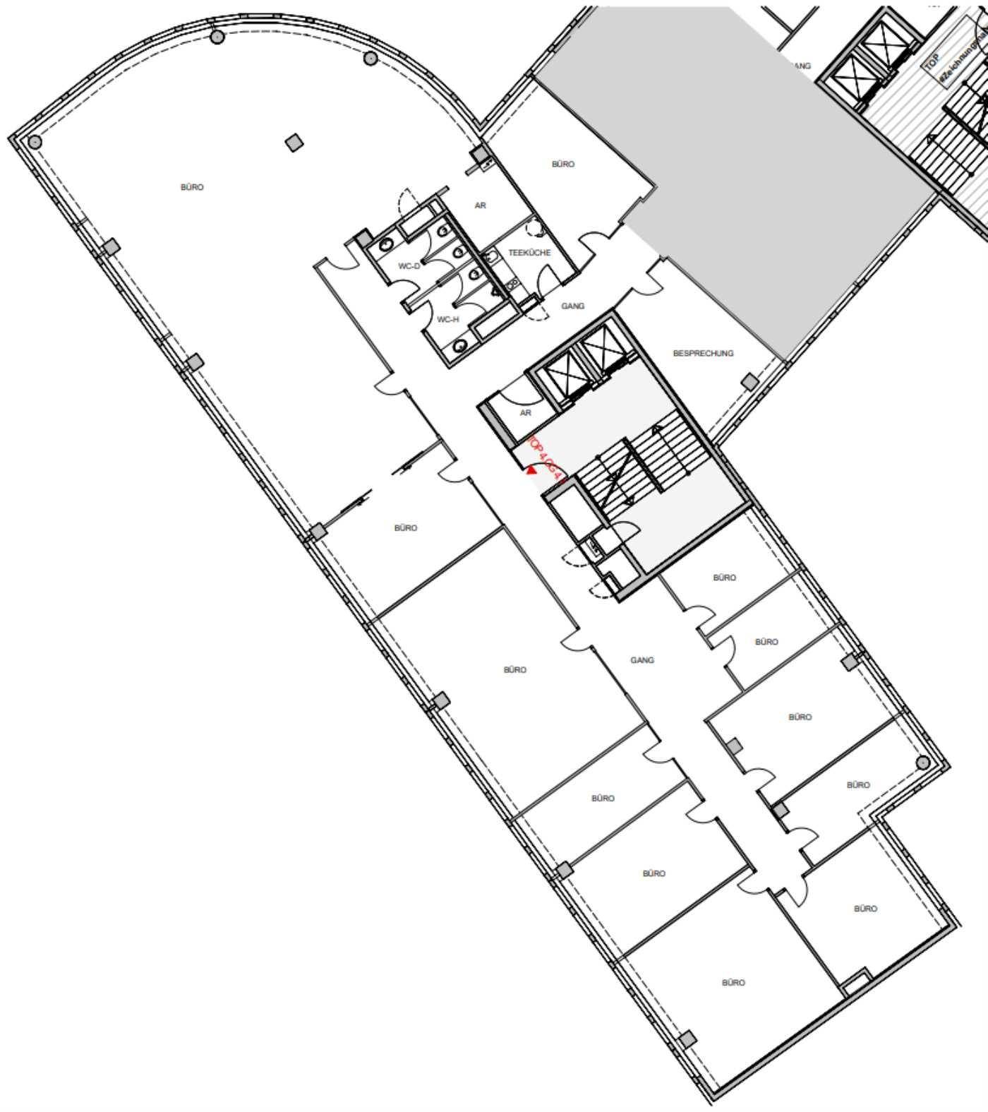 Grundriss eines Bürogebäudes mit mehreren Büroräumen, Gängen und Sanitäranlagen.