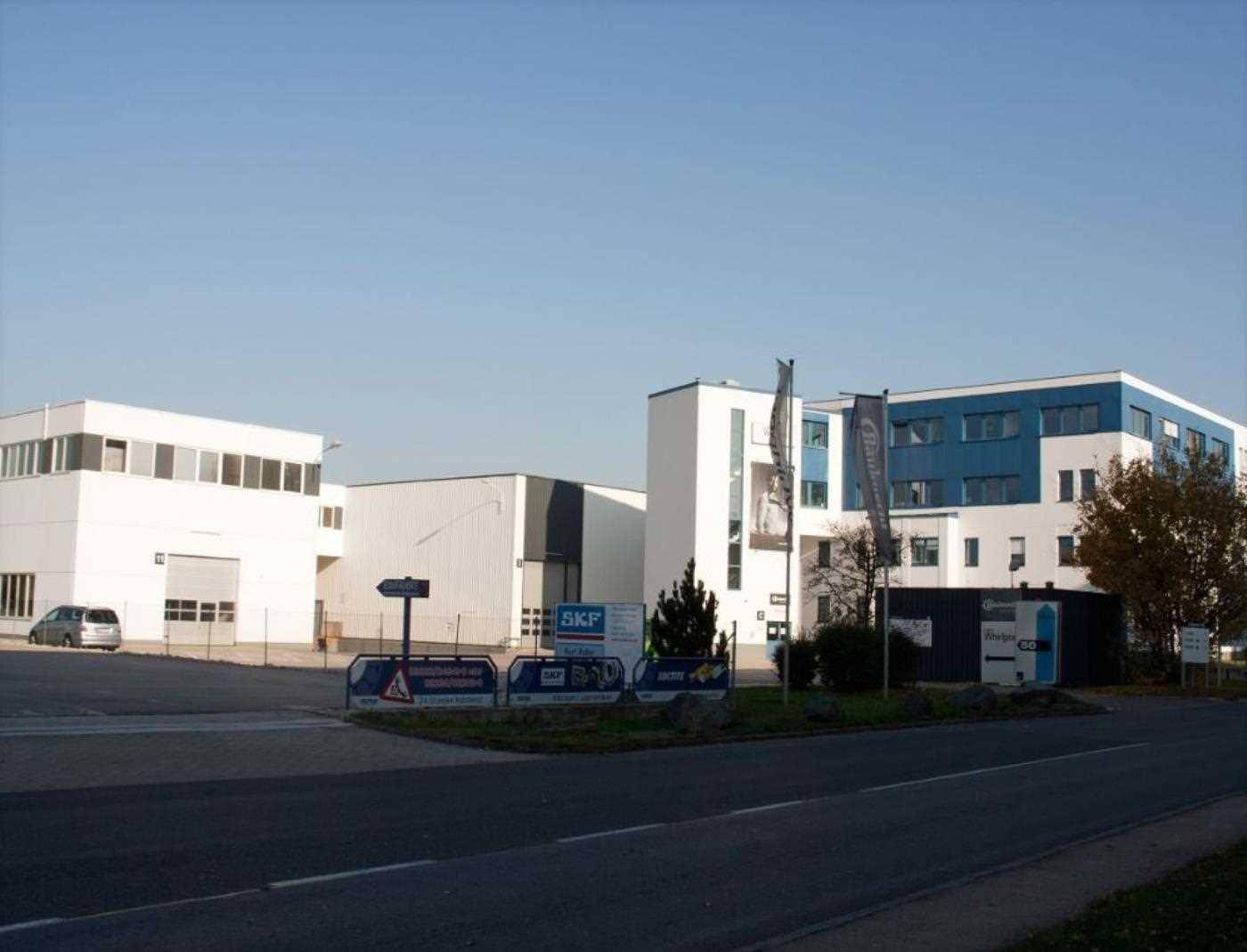 Übersicht des Industrieparks mit mehreren modernen Gebäuden und einer Zufahrtsstraße.