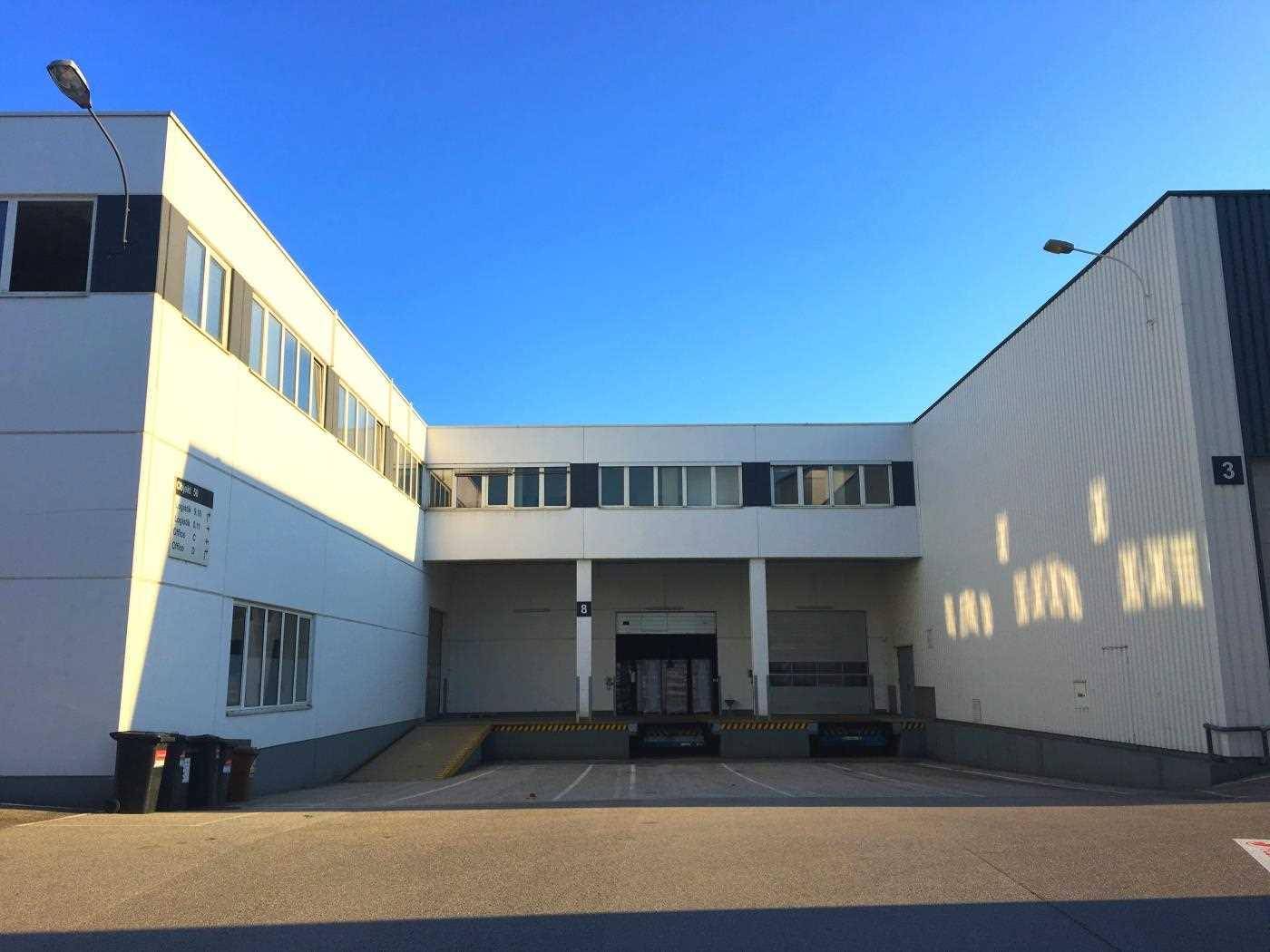 Industriegebäude mit Laderampen und Rolltoren, ideal für Logistik und Warenannahme.