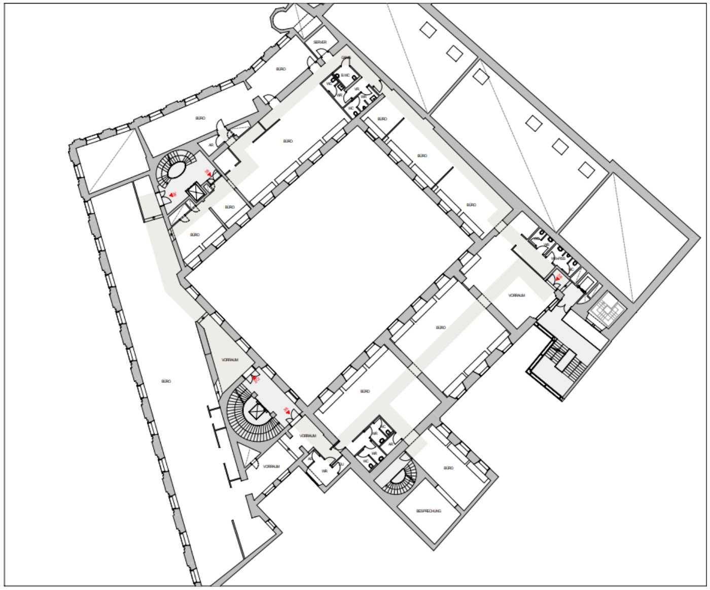 Detaillierter Grundriss eines großen Gebäudekomplexes mit mehreren Bürobereichen, Treppenhäusern und Aufzügen.