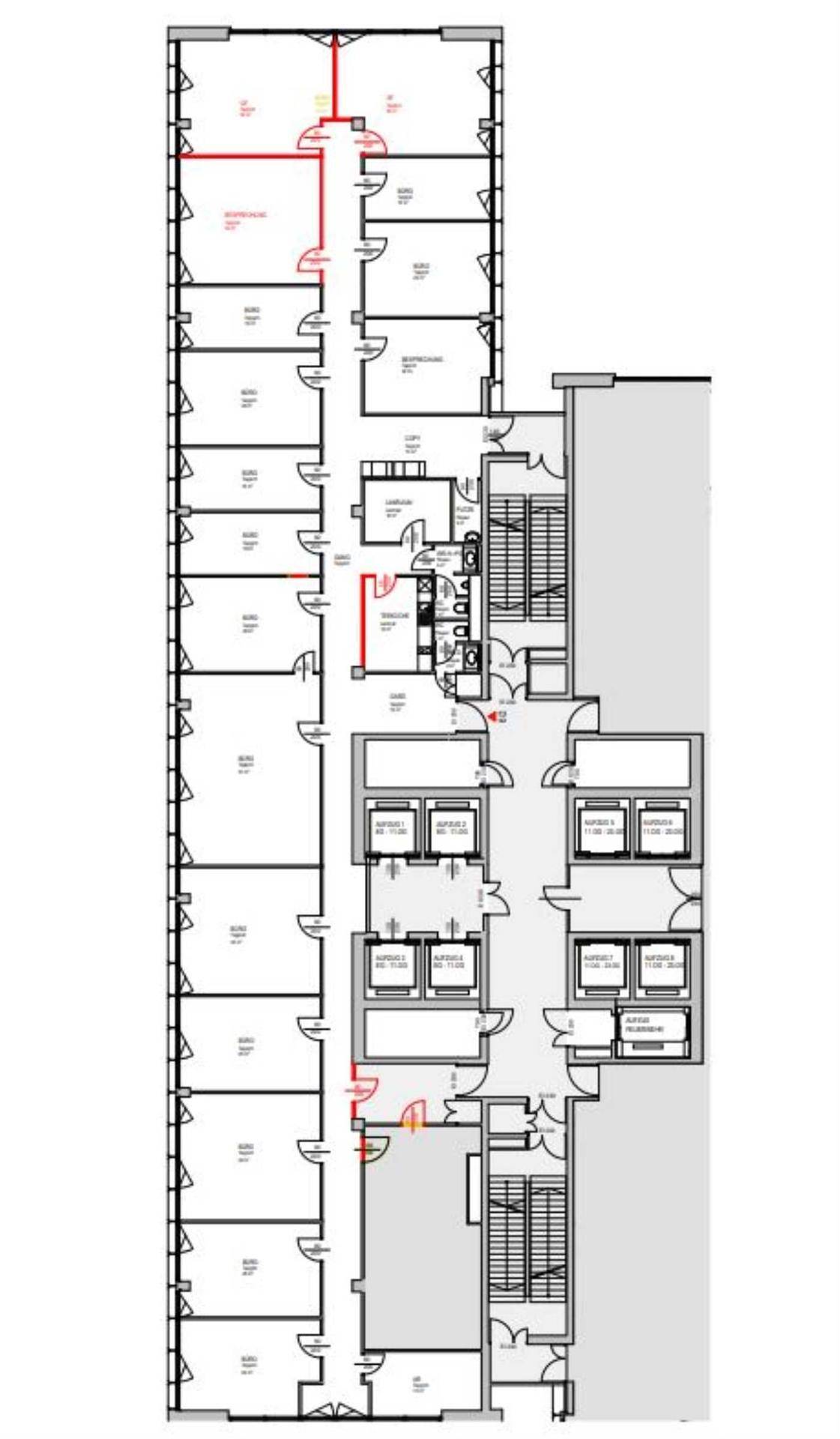 Detaillierter Grundriss eines Bürogebäudes mit vielen einzelnen Büroräumen und langen Fluren.