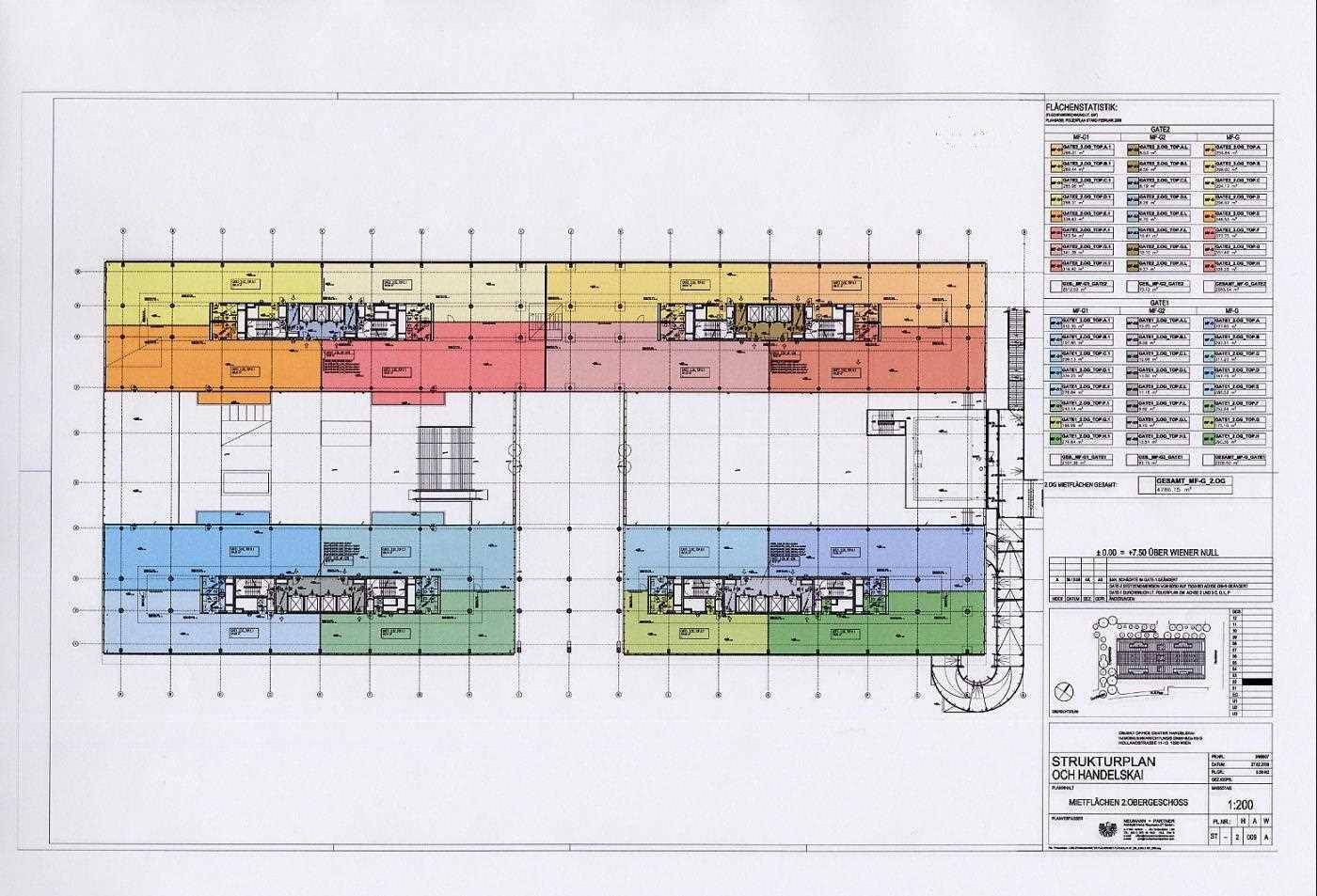 Übersichtlicher Strukturplan eines Obergeschosses mit farblich gekennzeichneten Mieteinheiten und detaillierten Raumaufteilungen.