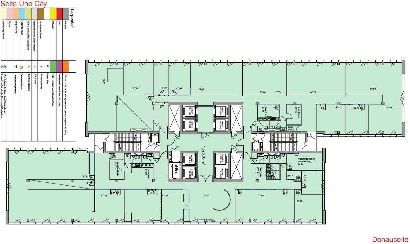 Farbiger Grundriss eines Bürokomplexes mit markierten Flächen und zentralen Aufzügen für effiziente Nutzung.
