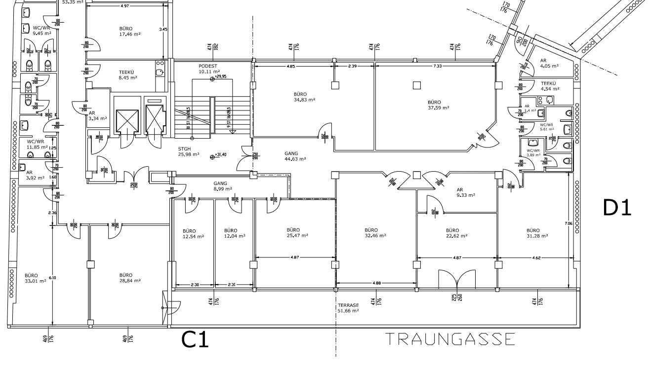Detaillierter Grundriss einer Büroetage mit mehreren Büroräumen, Fluren und einer Terrasse.