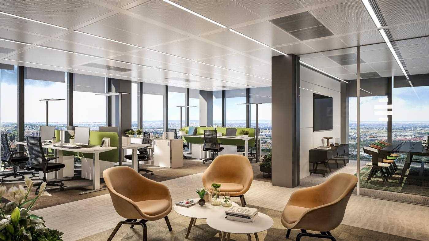 Modernes Großraumbüro mit ergonomischen Arbeitsplätzen, bequemen Sitzgelegenheiten und weitem Stadtblick.