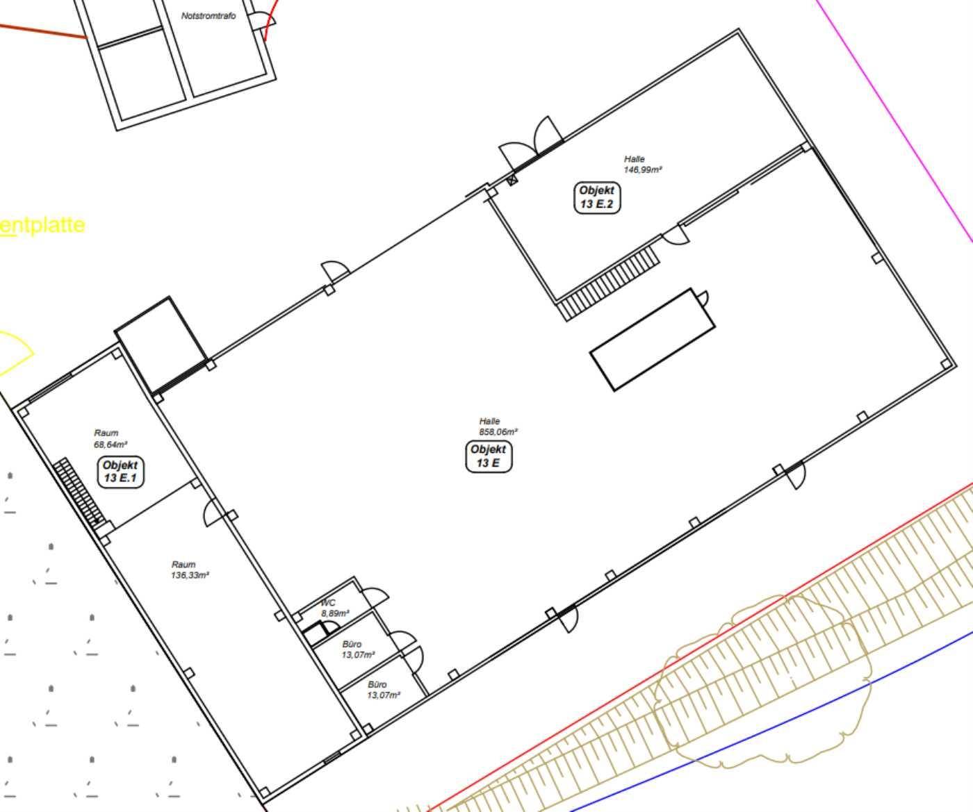 Grundrissplan einer Gewerbeimmobilie mit mehreren Hallen- und Bürobereichen sowie Sanitäranlagen.