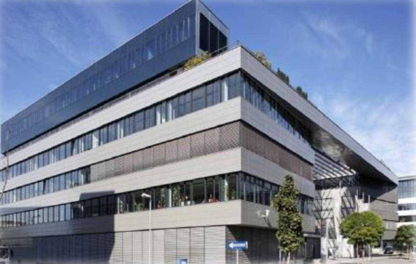 Architektonisch ansprechendes Bürogebäude mit mehreren Etagen, moderner Gestaltung und großen Fensterfronten.