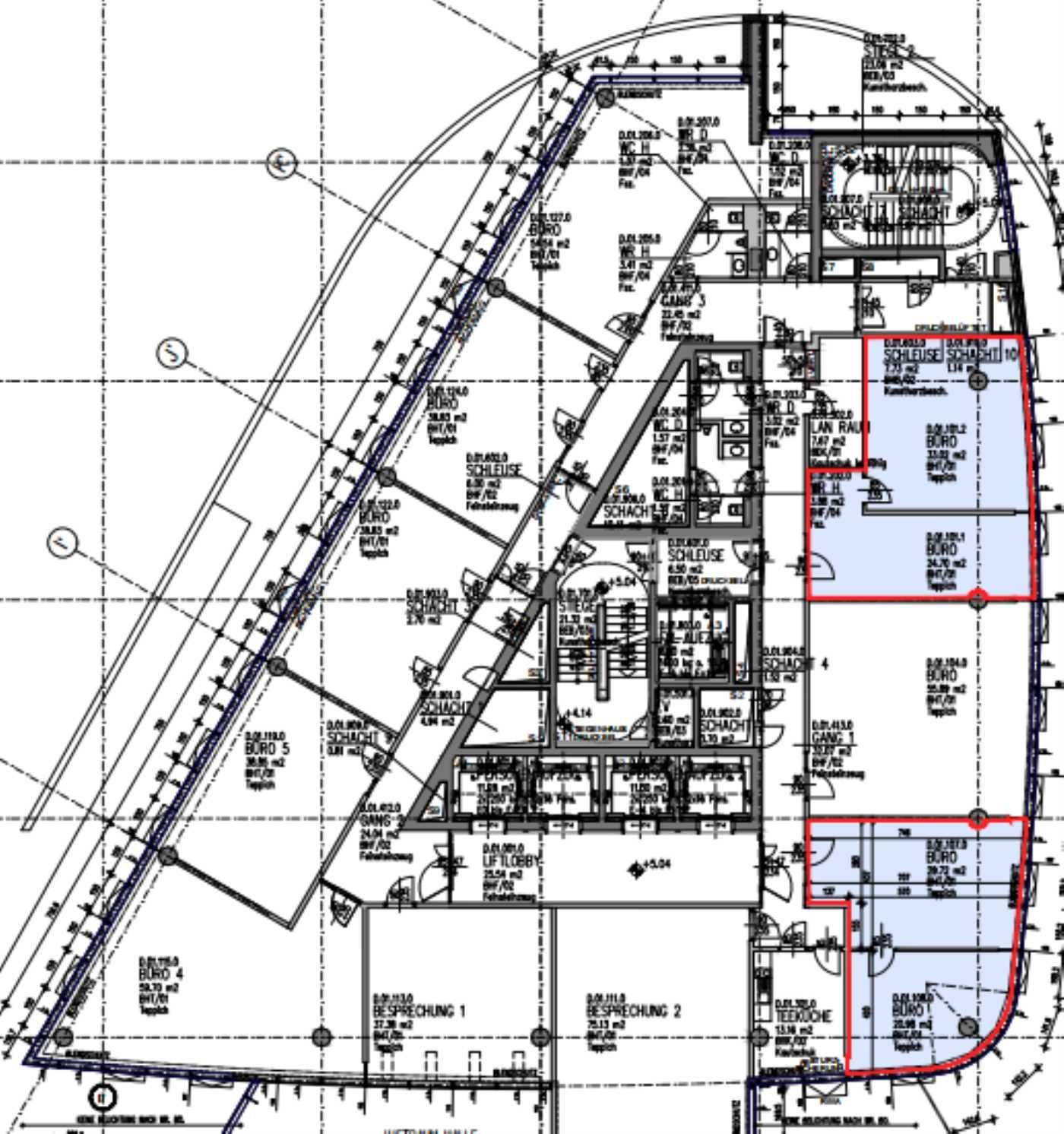 Grundriss einer Bürofläche in einem Gebäude mit geschwungener Architektur, inklusive verschiedener Büroräume.