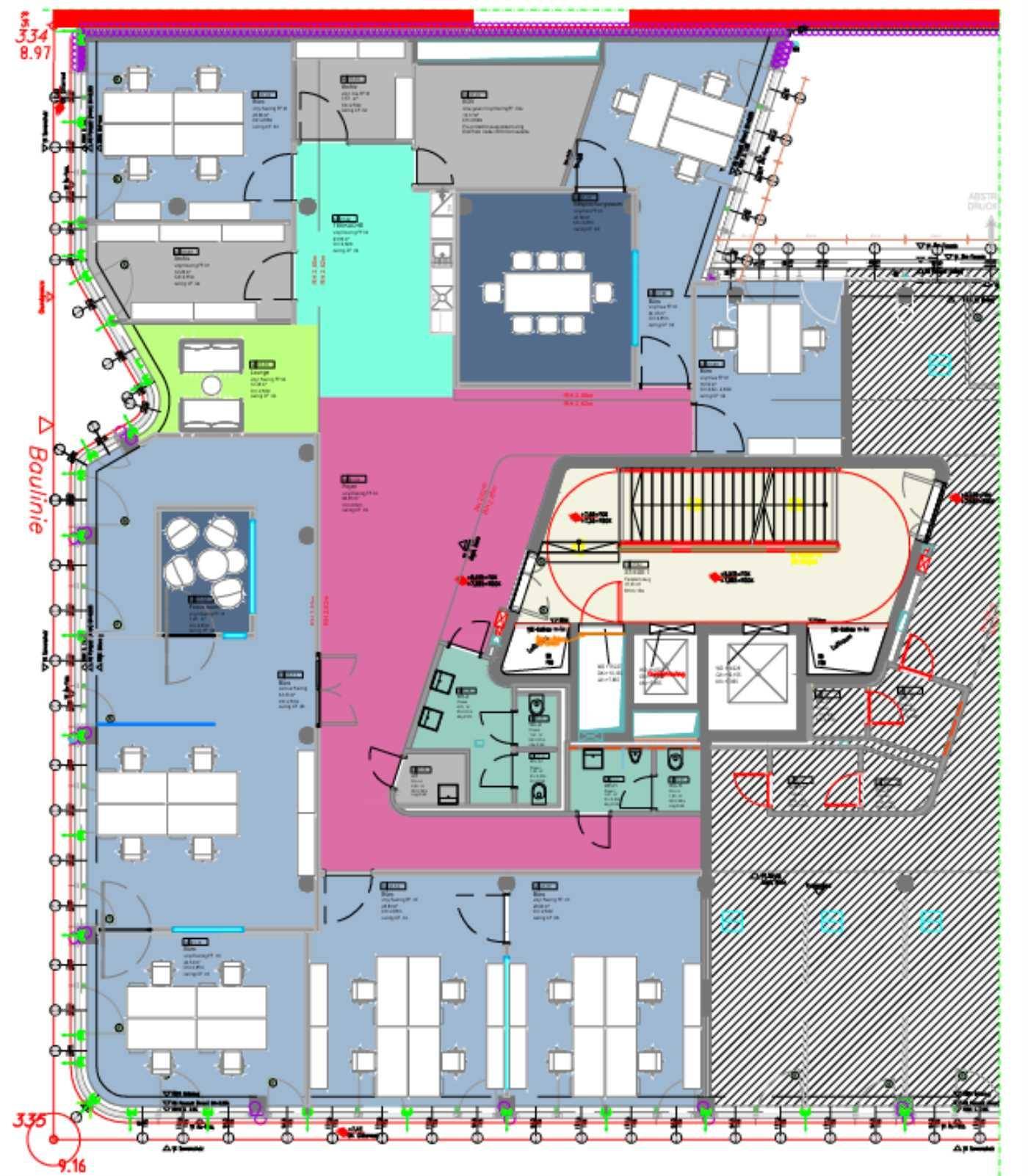 Detaillierter Grundriss einer Büroetage mit verschiedenen Arbeitsbereichen, Besprechungsräumen und Treppenhaus.