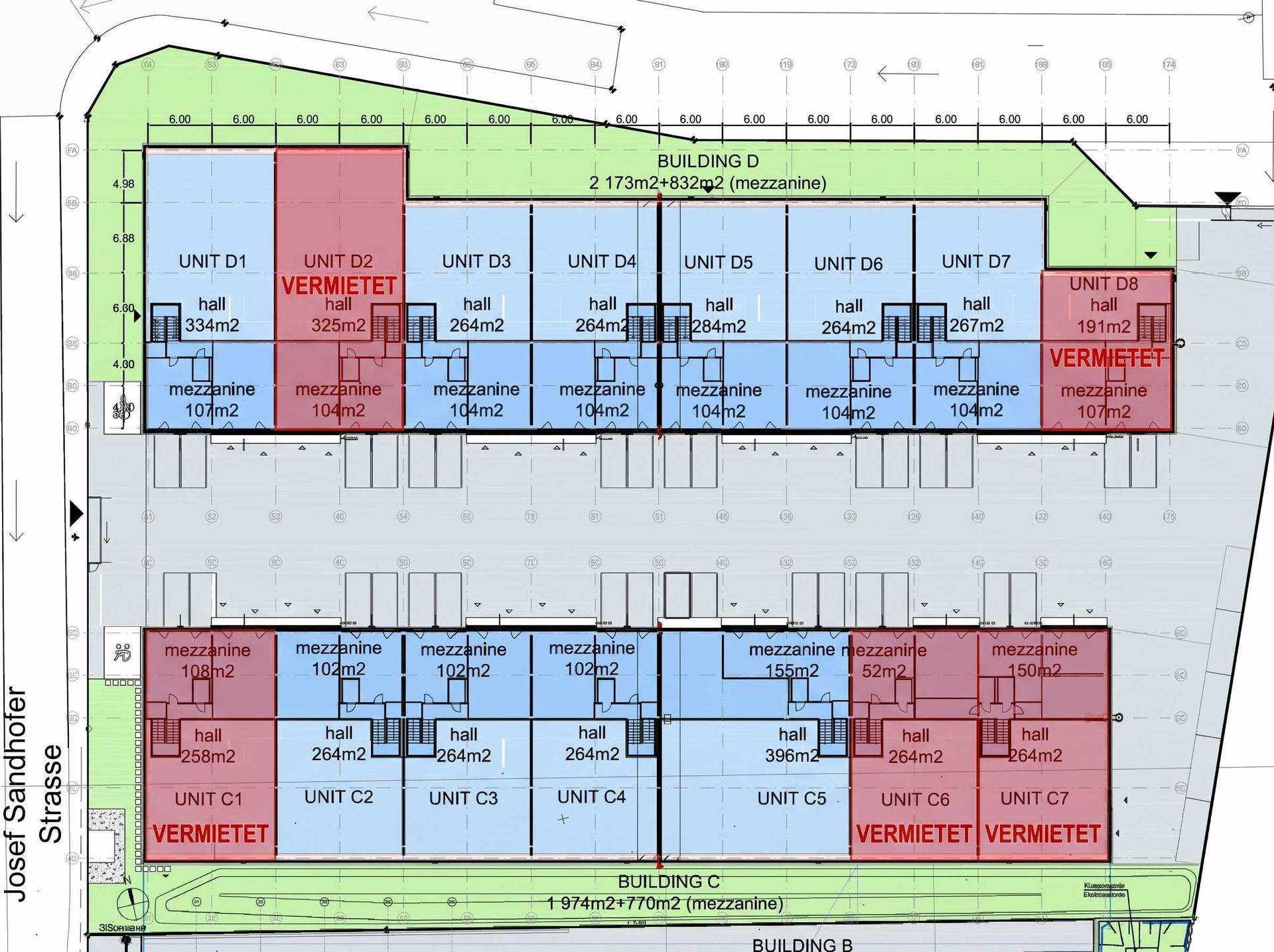 Detaillierter Grundrissplan eines Gebäudes mit mehreren Einheiten, Hallen und Mezzanine-Ebenen.