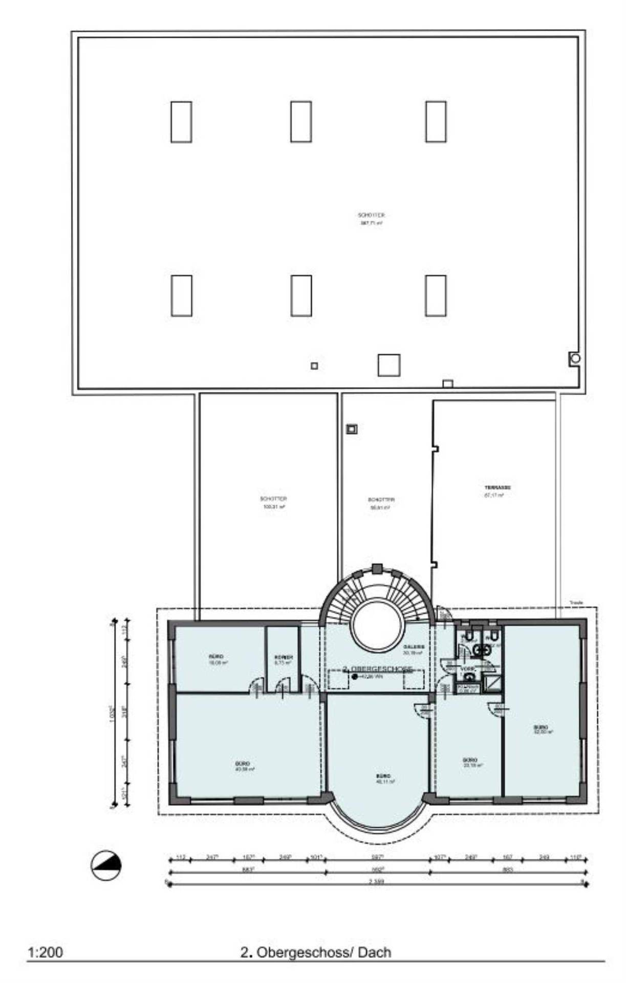 Grundriss des zweiten Obergeschosses mit Büros und einer großen Dachterrasse.