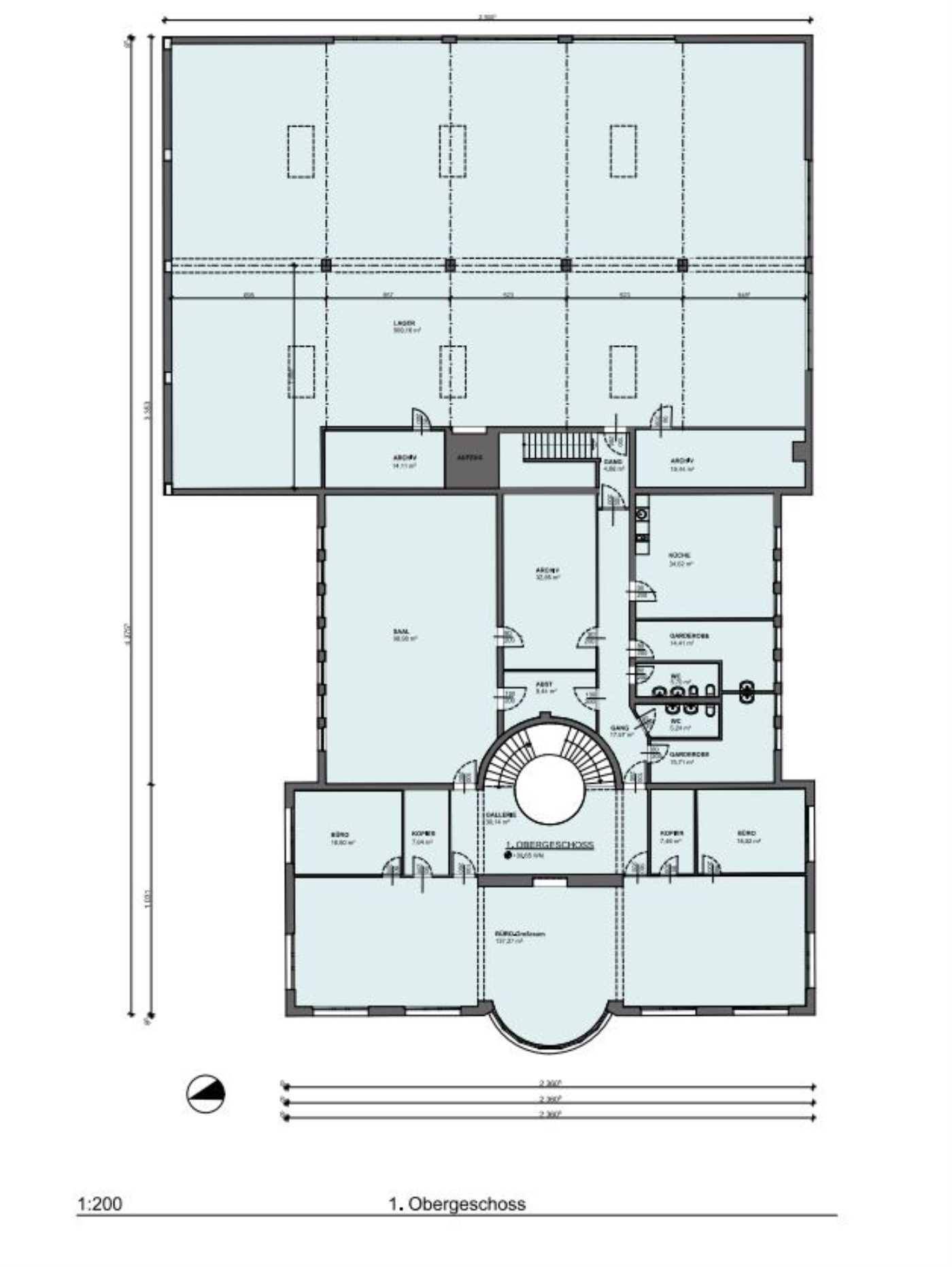 Grundriss des ersten Obergeschosses mit Büroräumen und einem zentralen Rundbereich.