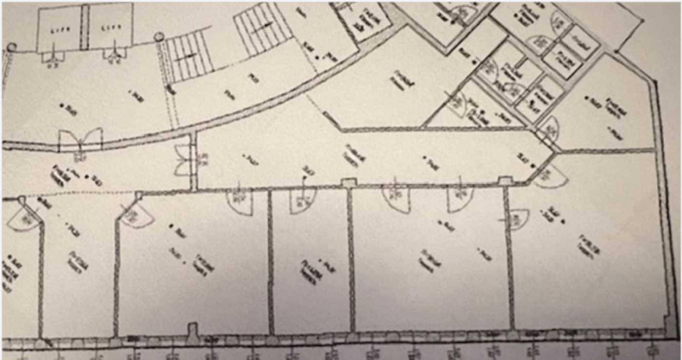 Detaillierter Grundriss mit mehreren Räumen, Treppenhaus und Aufzug.