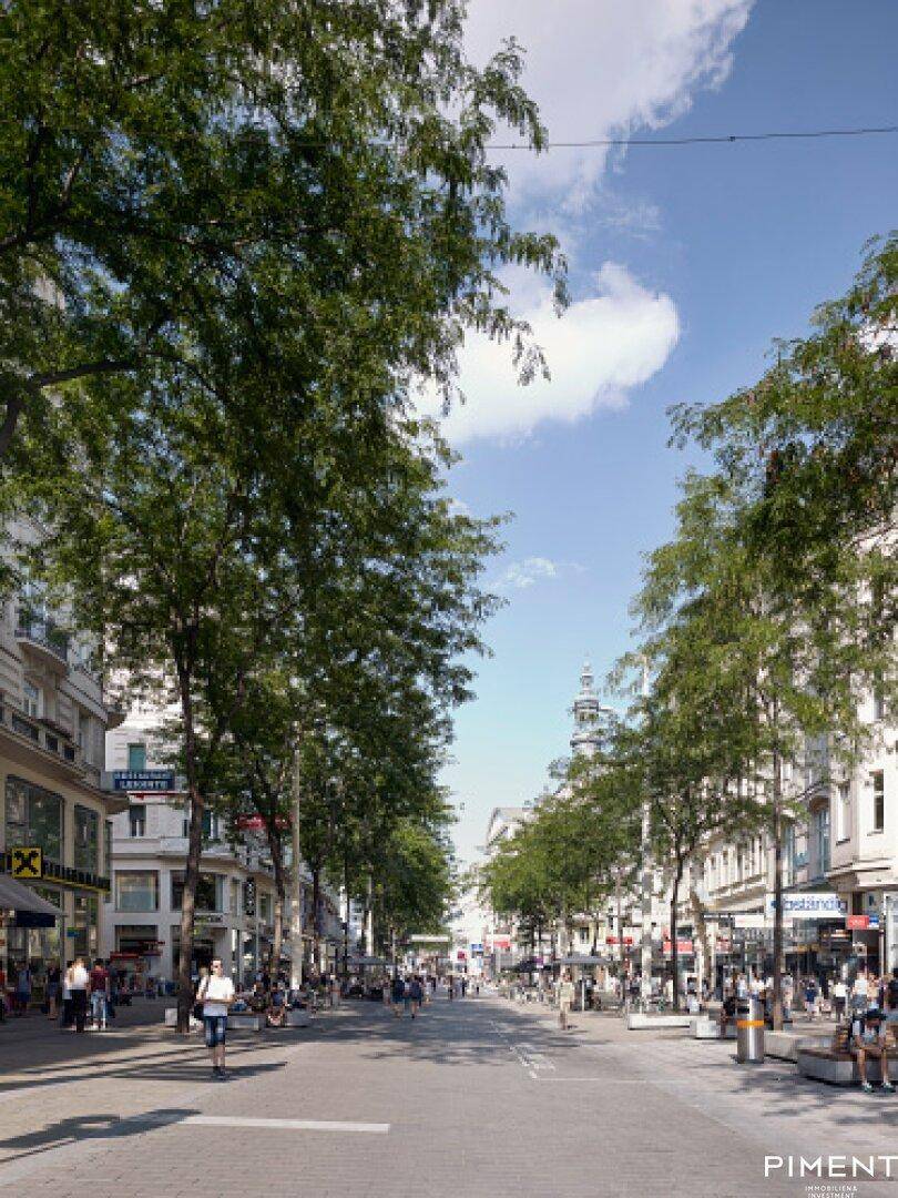 Belebtes Stadtbild mit Bäumen und historischen Gebäuden unter blauem Himmel.
