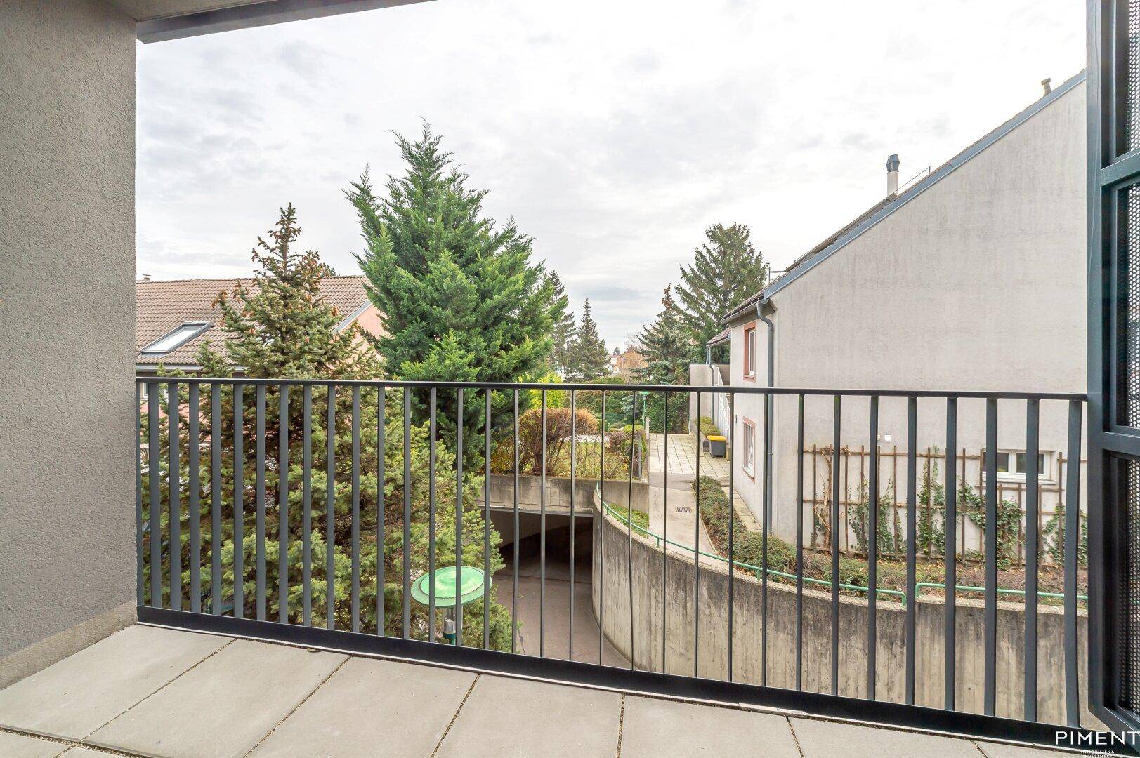 Balkon mit weitem Blick ins Grüne und auf die Zufahrt zur Tiefgarage.