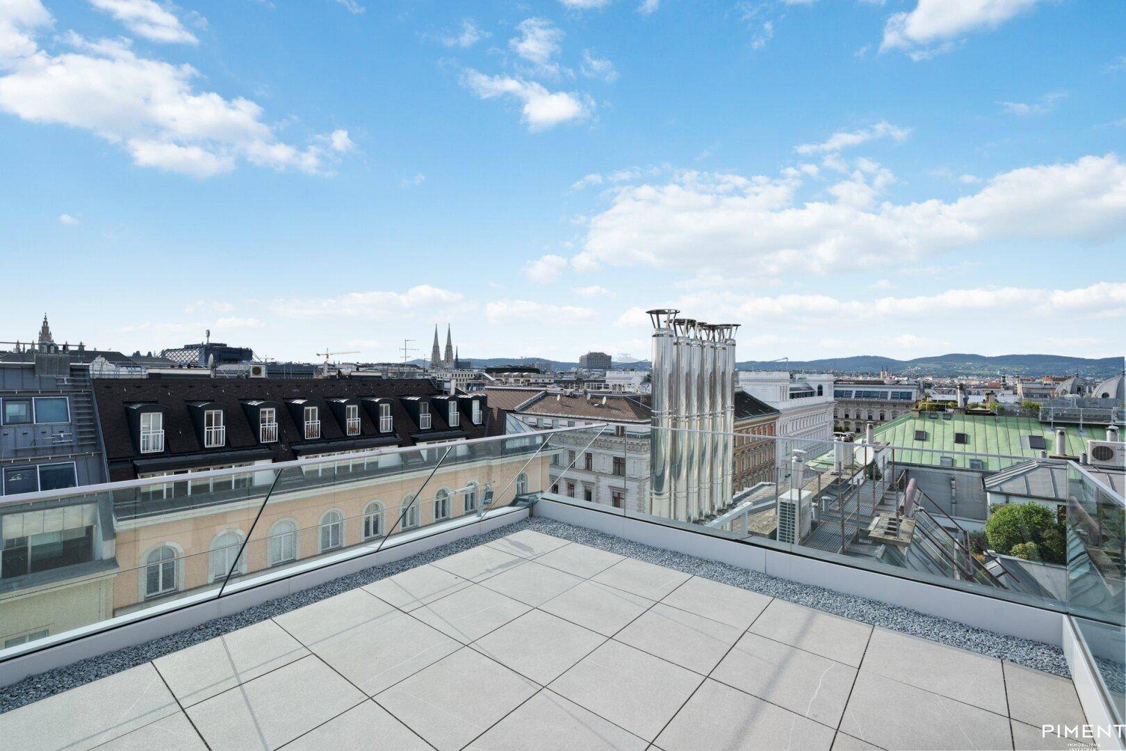 Panoramablick von der Dachterrasse über die Dächer der Stadt.