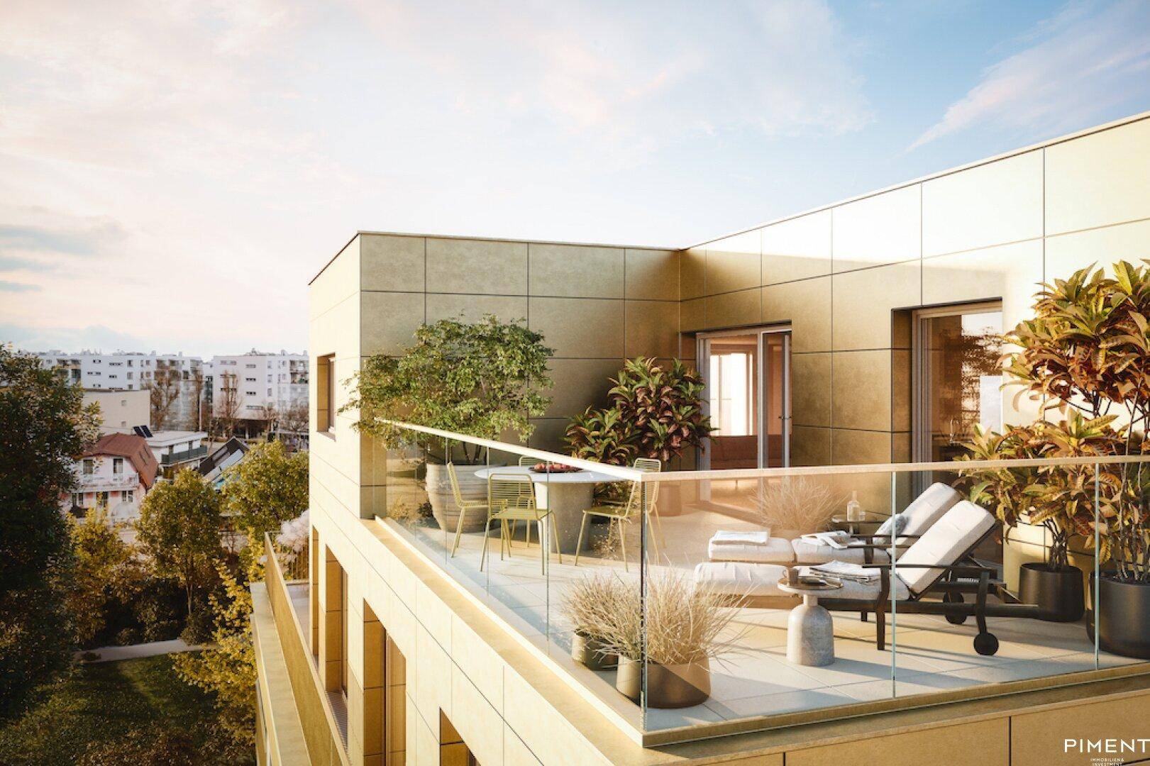 Geräumige Dachterrasse mit Loungemöbeln, Pflanzen und weitem Blick über die Umgebung.