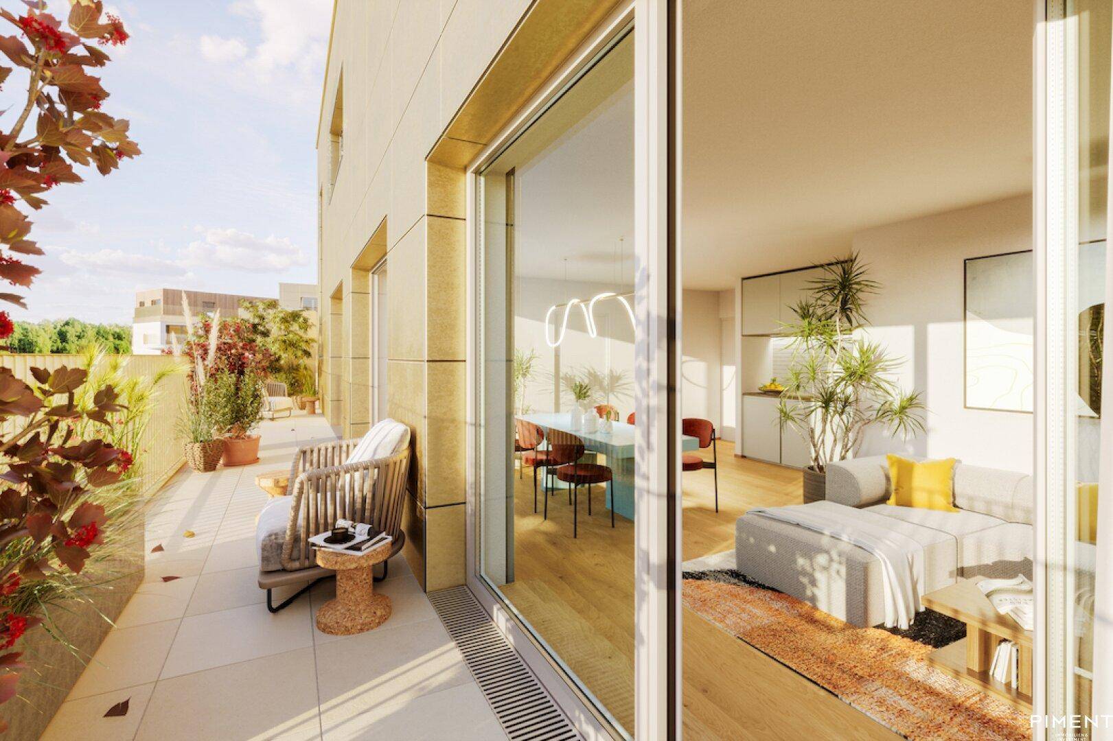 Sonniger Balkon mit bequemen Loungemöbeln und Zugang zu einem hellen Innenraum.