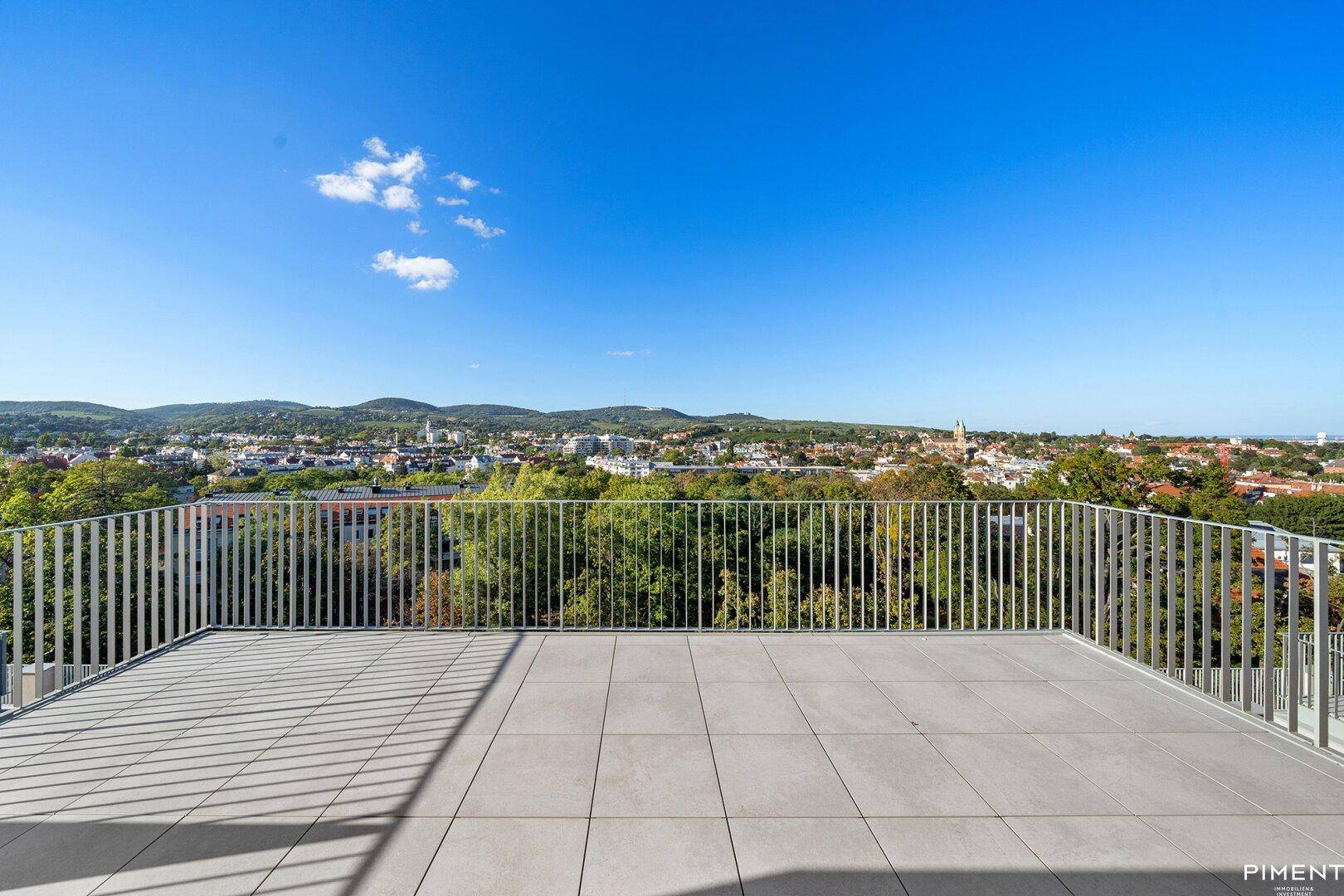 Geräumige Dachterrasse mit Fliesenboden und beeindruckendem Weitblick über die Landschaft.