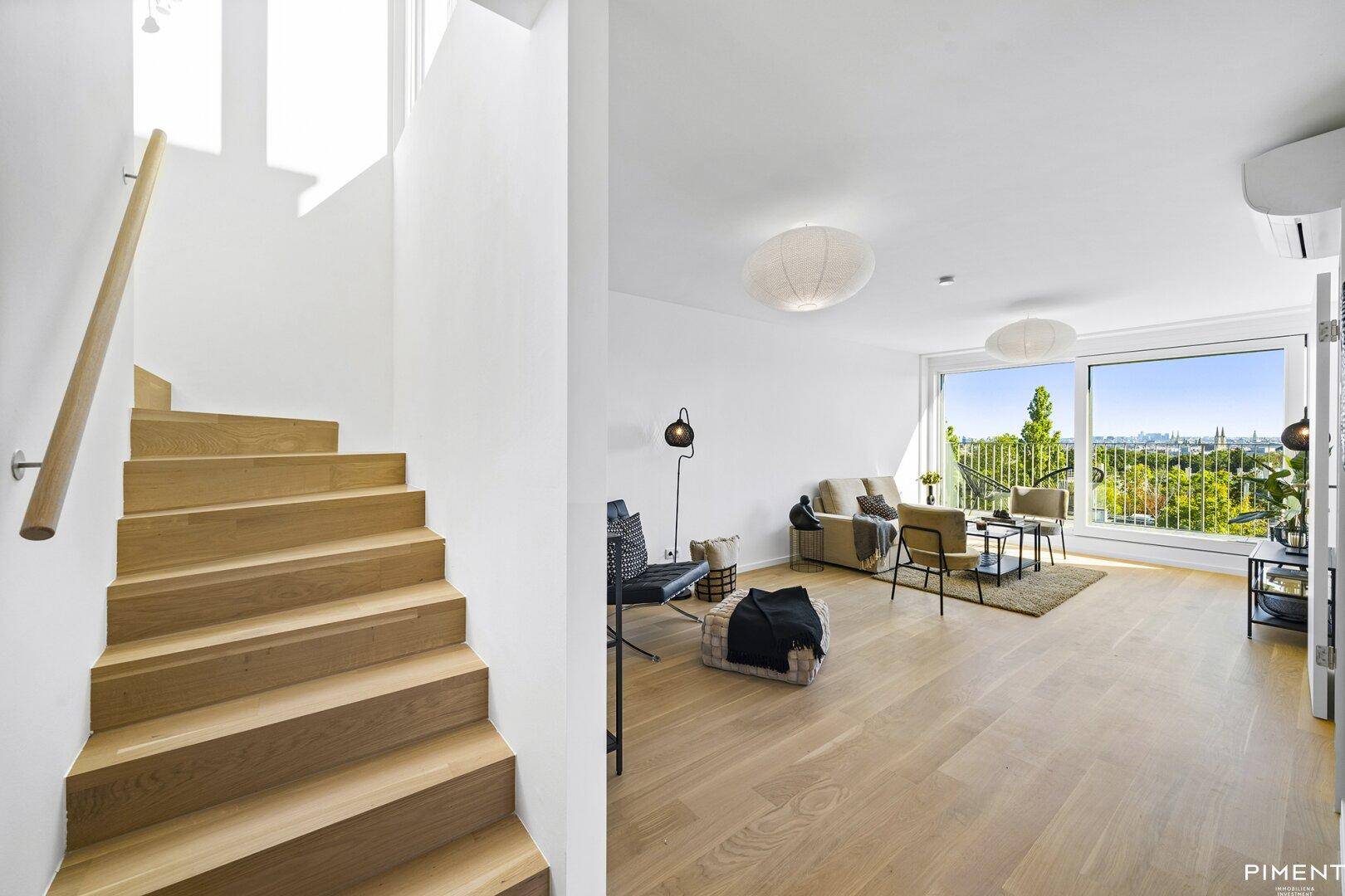 Heller Flur mit Holztreppe, der zum offenen Wohnbereich führt.