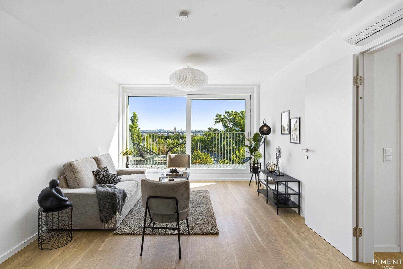 Lichtdurchflutetes Wohnzimmer mit modernem Interieur und Zugang zum Balkon.